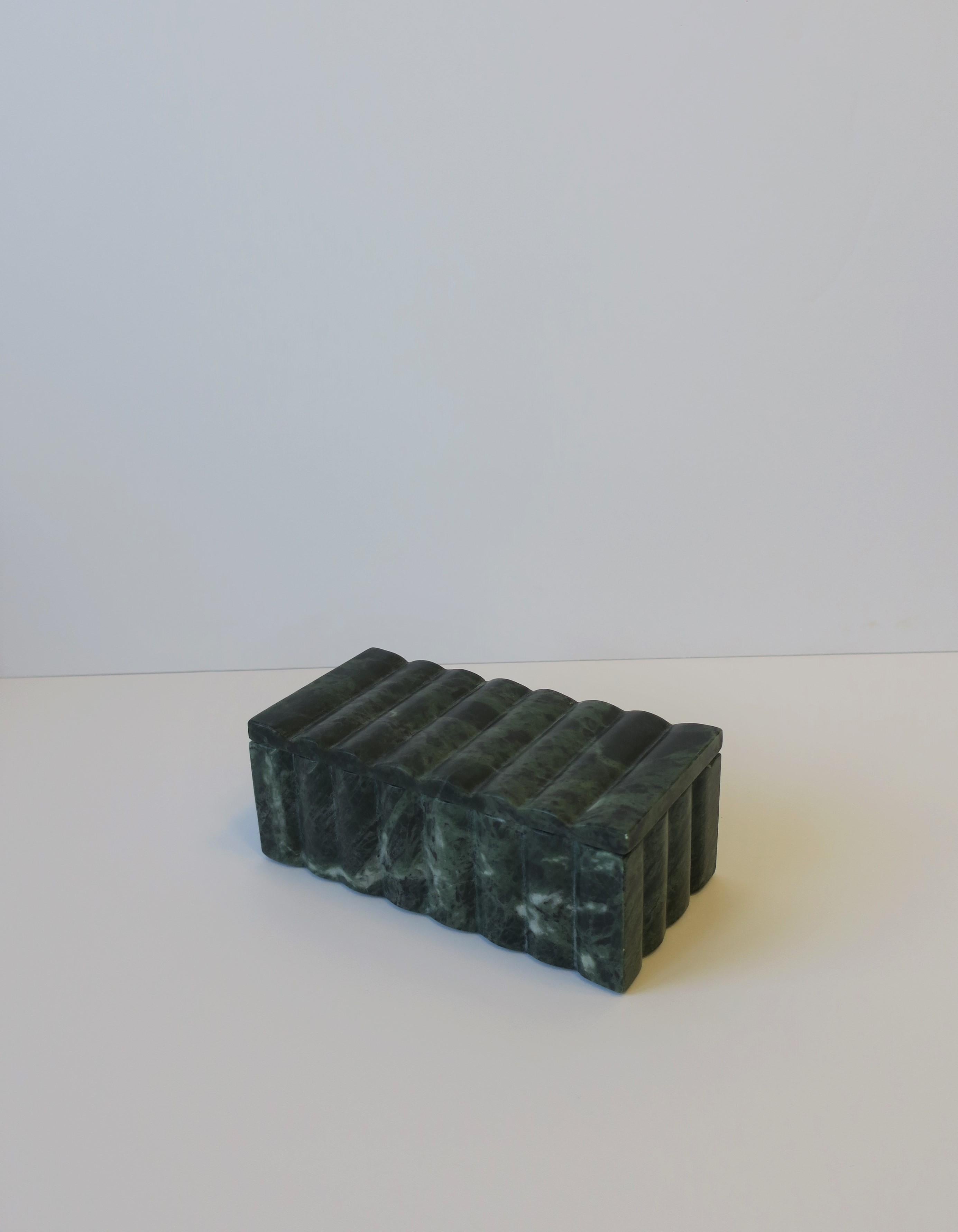 A beautiful modern/Postmodern style green and white marble decorative, jewelry, or storage/trinket box. Box is substantial and has a large fluted design on base and top. Plenty of room for jewelry as demonstrated

Box measures: 4