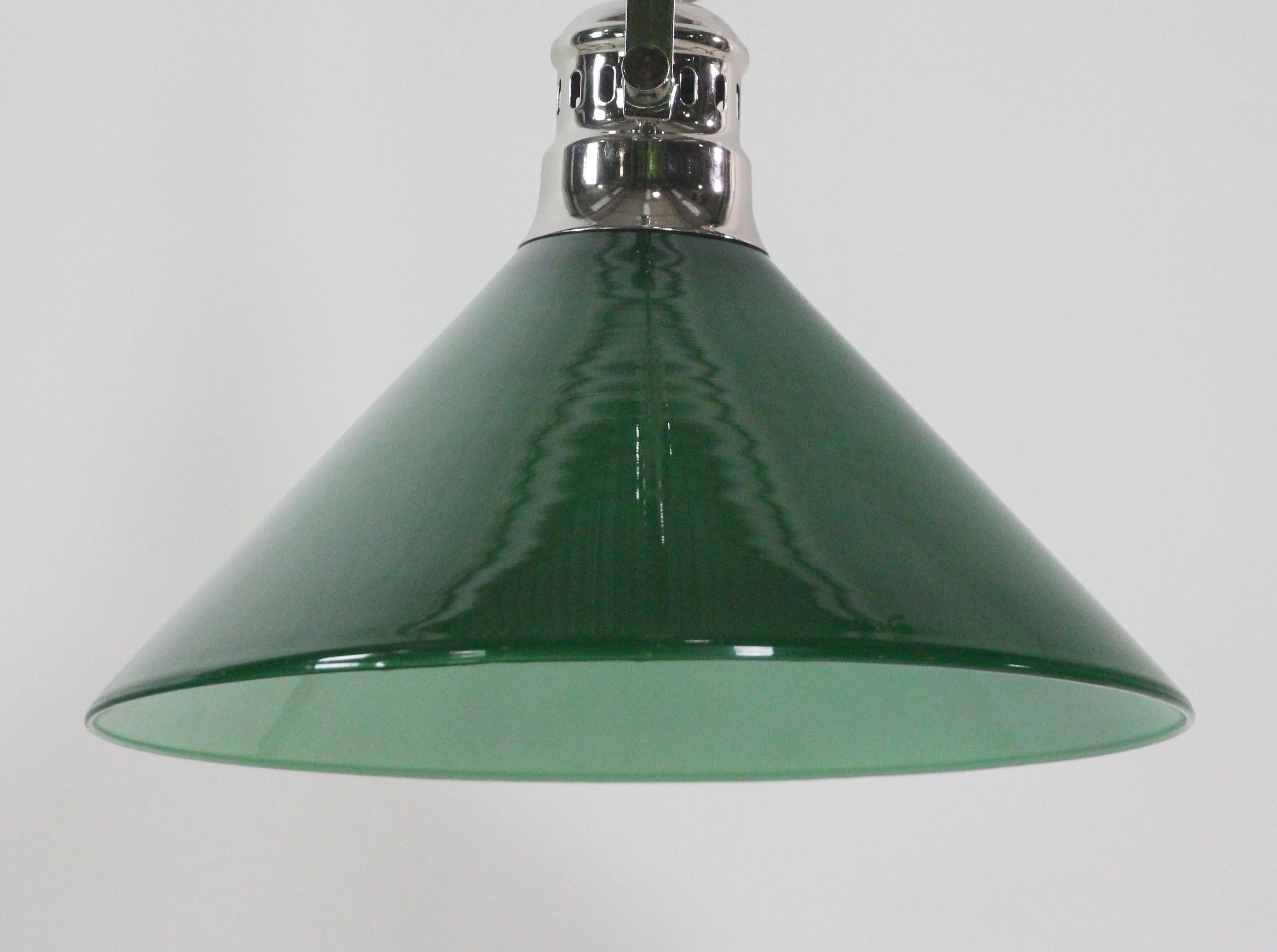 20ième siècle Lampe à suspension moderne en verre autrichien vert et nickel en vente