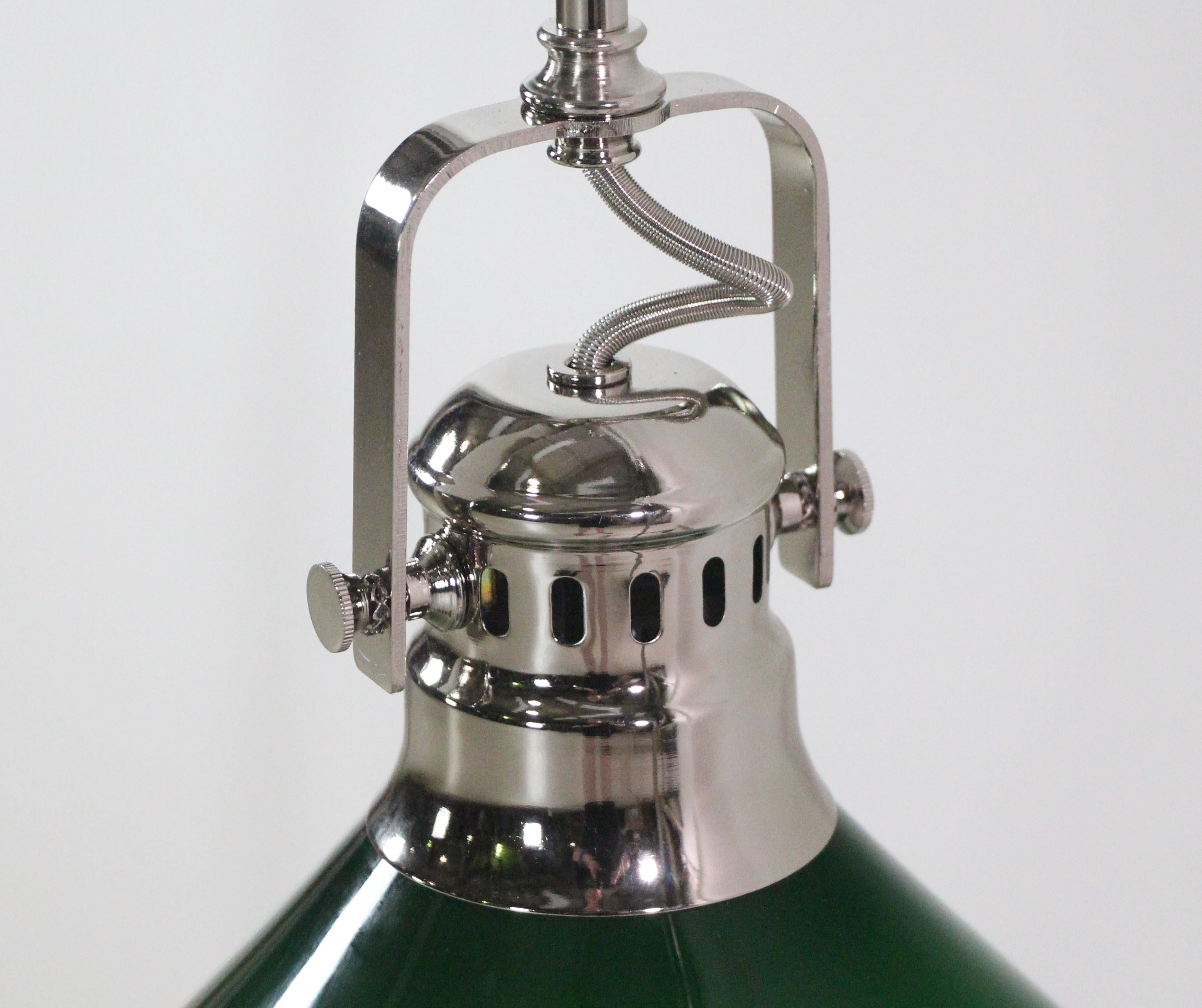 Laiton Lampe à suspension moderne en verre autrichien vert et nickel en vente