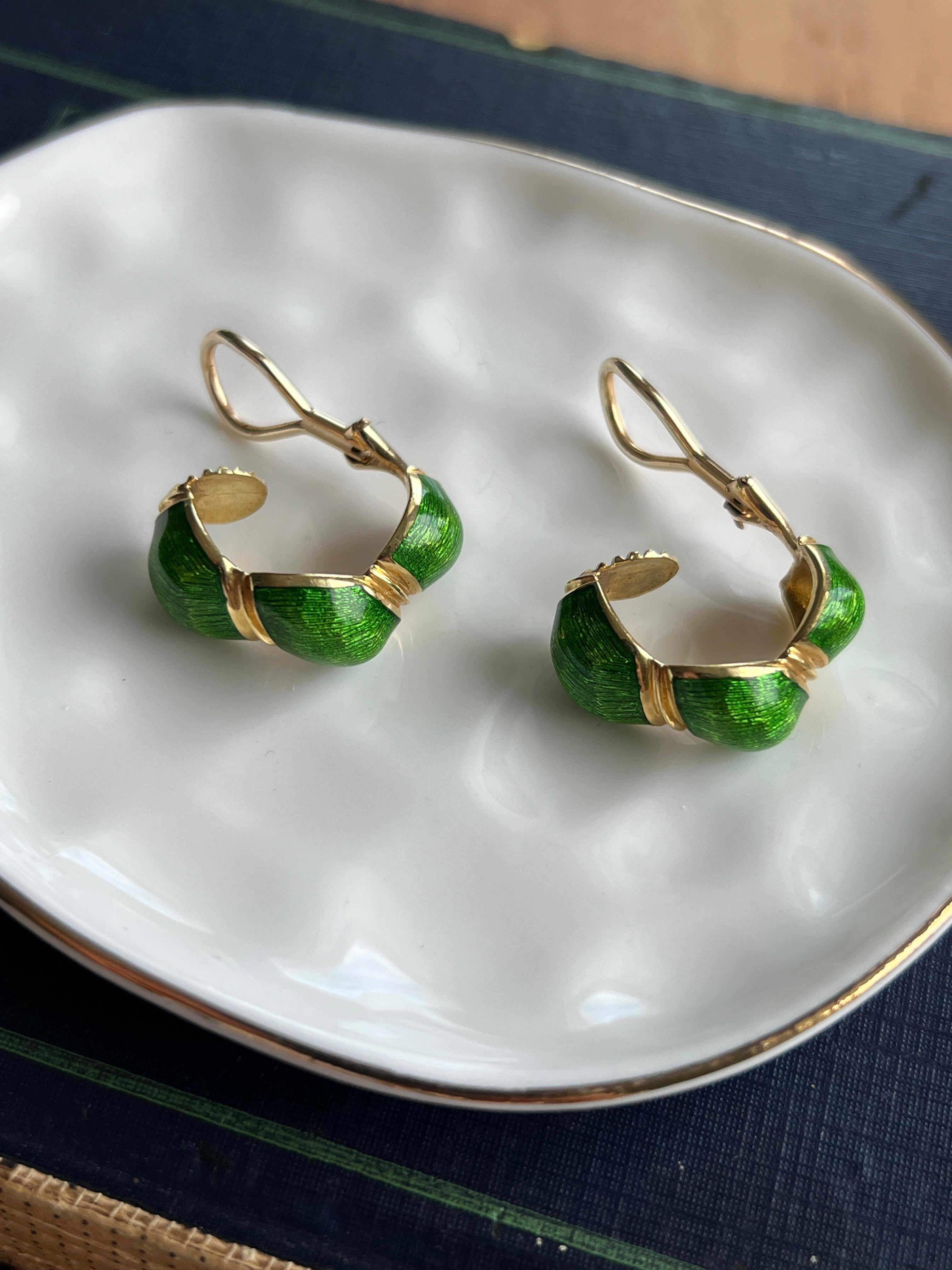 Modern Green Enamel and 18k Yellow Gold Hoop Clip On Earrings 1960s In Good Condition For Sale In Towson, MD