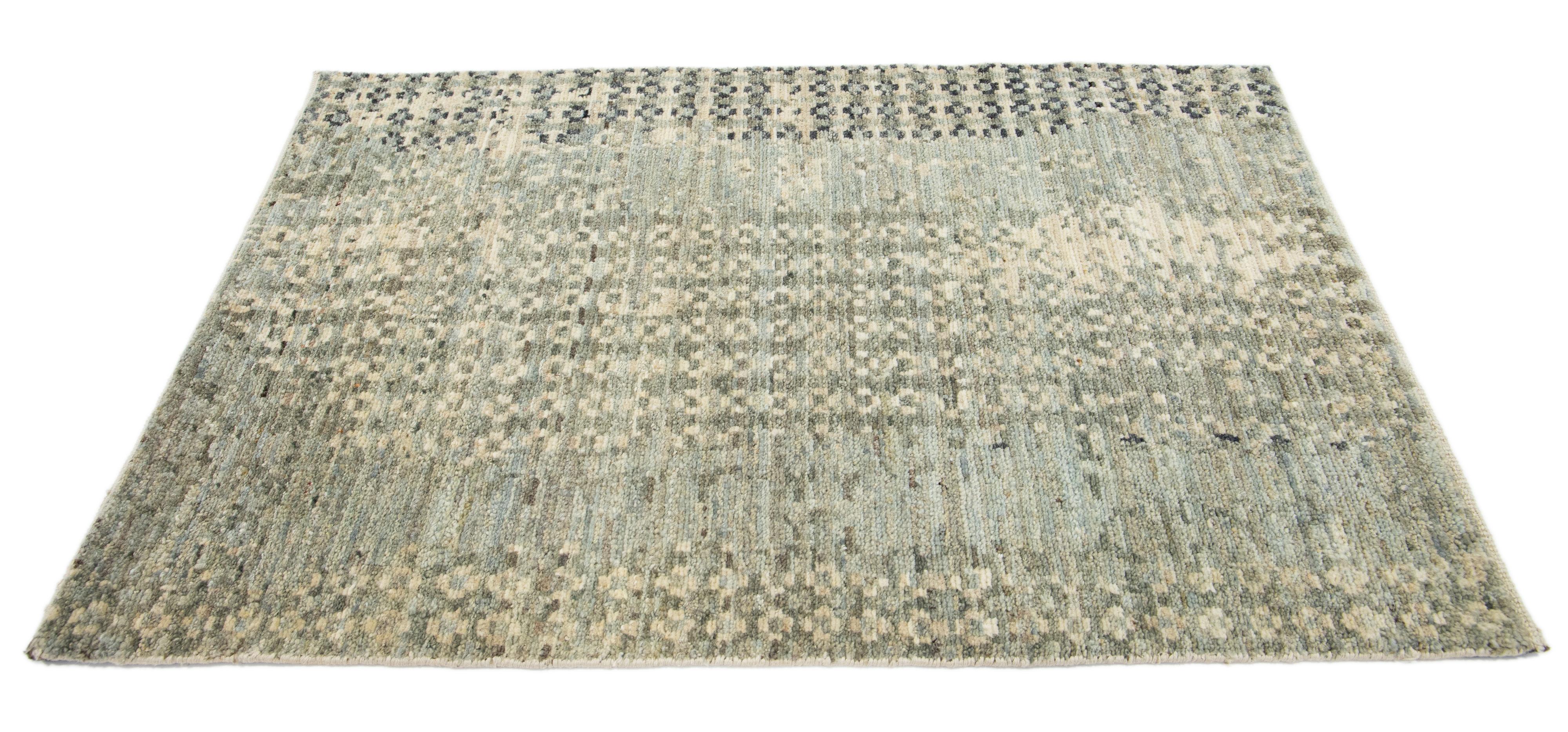 Apadana's Moderner Dekonstruktions-Stil Wollteppich nach Maß. Kundenspezifische Größen und Farben auf Bestellung. 

MATERIAL: Wolle 
Techniken: Handgeknüpft
Stil: Modern
Vorlaufzeit: Ca. 15-16 Wochen verfügbar 
Farben: Wie abgebildet, andere