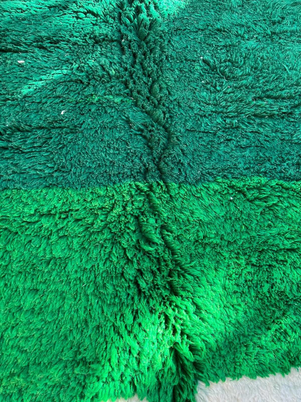 Moderno Tappeto moderno Beni M'Rirt in lana marocchina verde con bordo a scacchiera in vendita