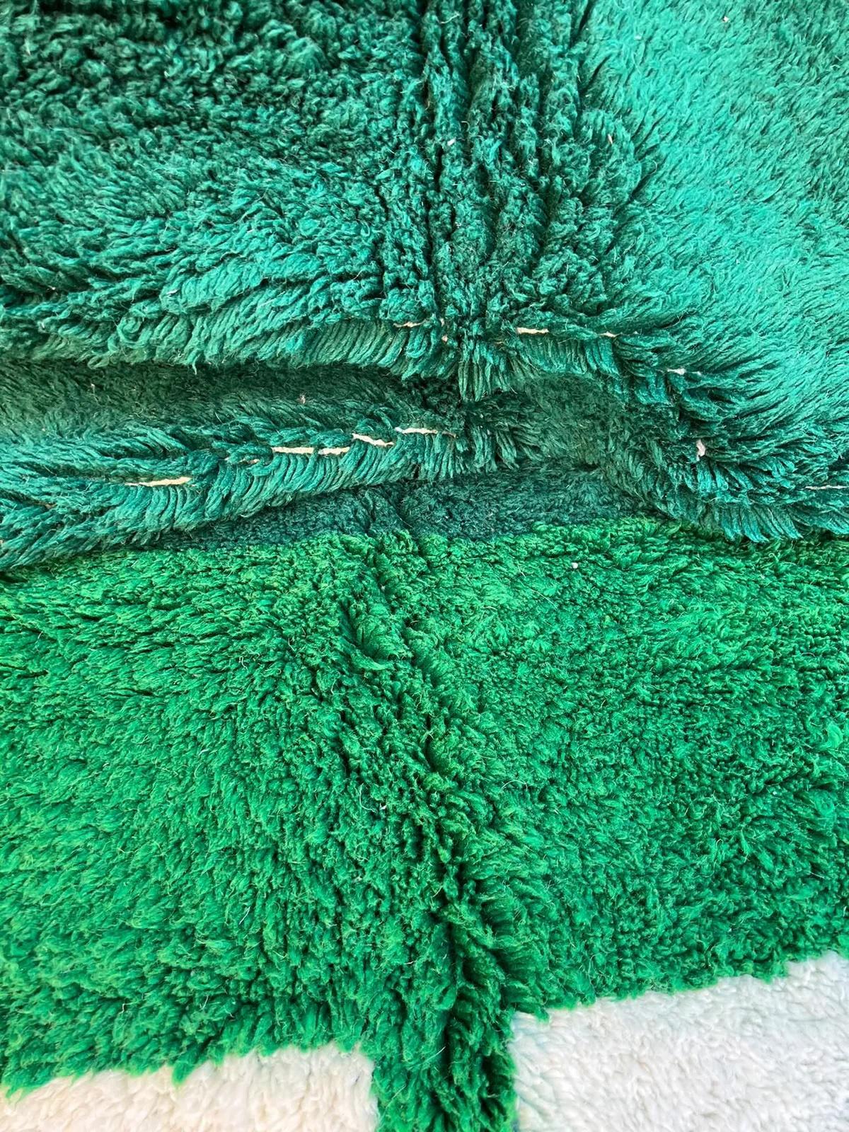Tessuto Tappeto moderno Beni M'Rirt in lana marocchina verde con bordo a scacchiera in vendita