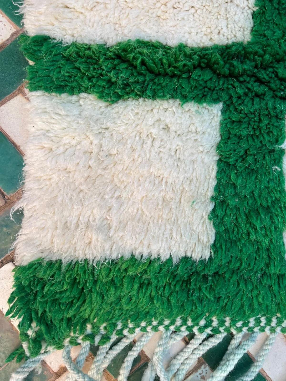 Tappeto moderno Beni M'Rirt in lana marocchina verde con bordo a scacchiera In condizioni Nuovo in vendita a Los Angeles, CA