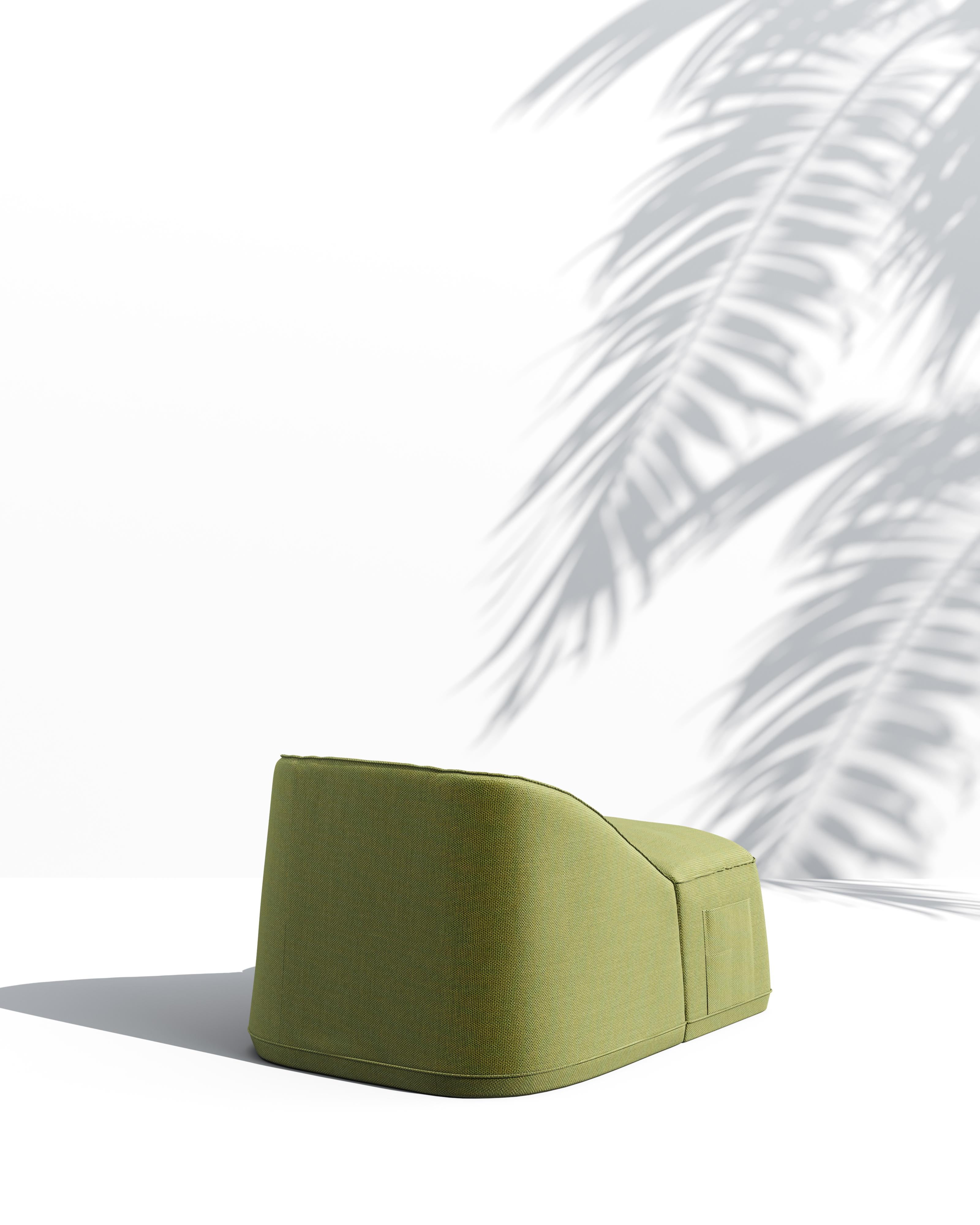 La poltrona Flow è stata progettata per integrarsi in qualsiasi spazio esterno, offrendo semplicità e comfort. Il suo design semplice invita al relax, mentre la struttura in schiuma ad alte prestazioni garantisce facilità di movimento. Grazie ai