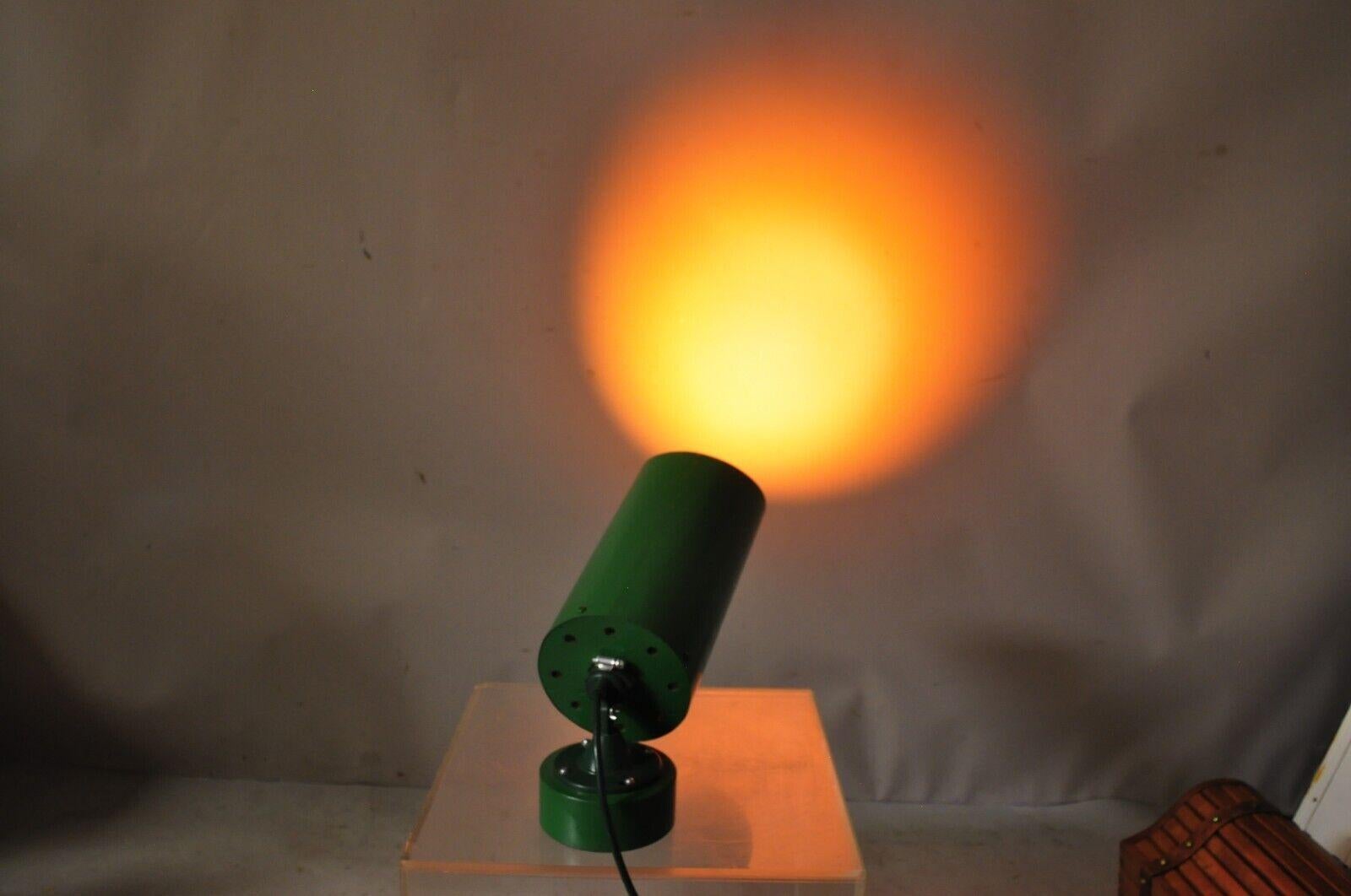 Lampe moderne à spot réglable en métal vert en acier Theater Production. Cet article est doté d'une base ronde lestée, d'une tige cylindrique, d'une forme réglable/pivotante, d'une finition peinte en vert, idéal pour éclairer une présentation ou une