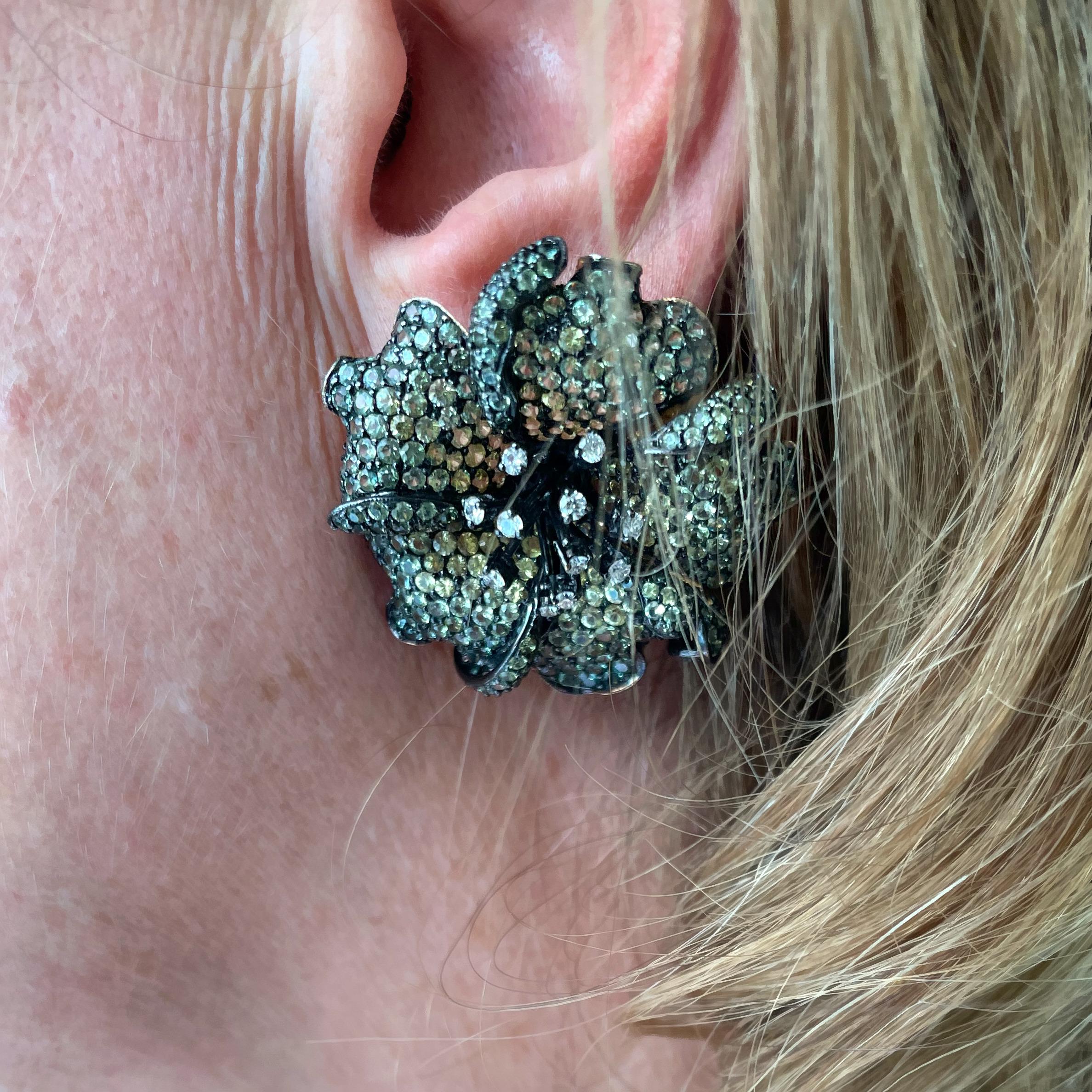 Donna Orecchini moderni con zaffiro verde e giallo, diamante e fiore rosa in oro in vendita