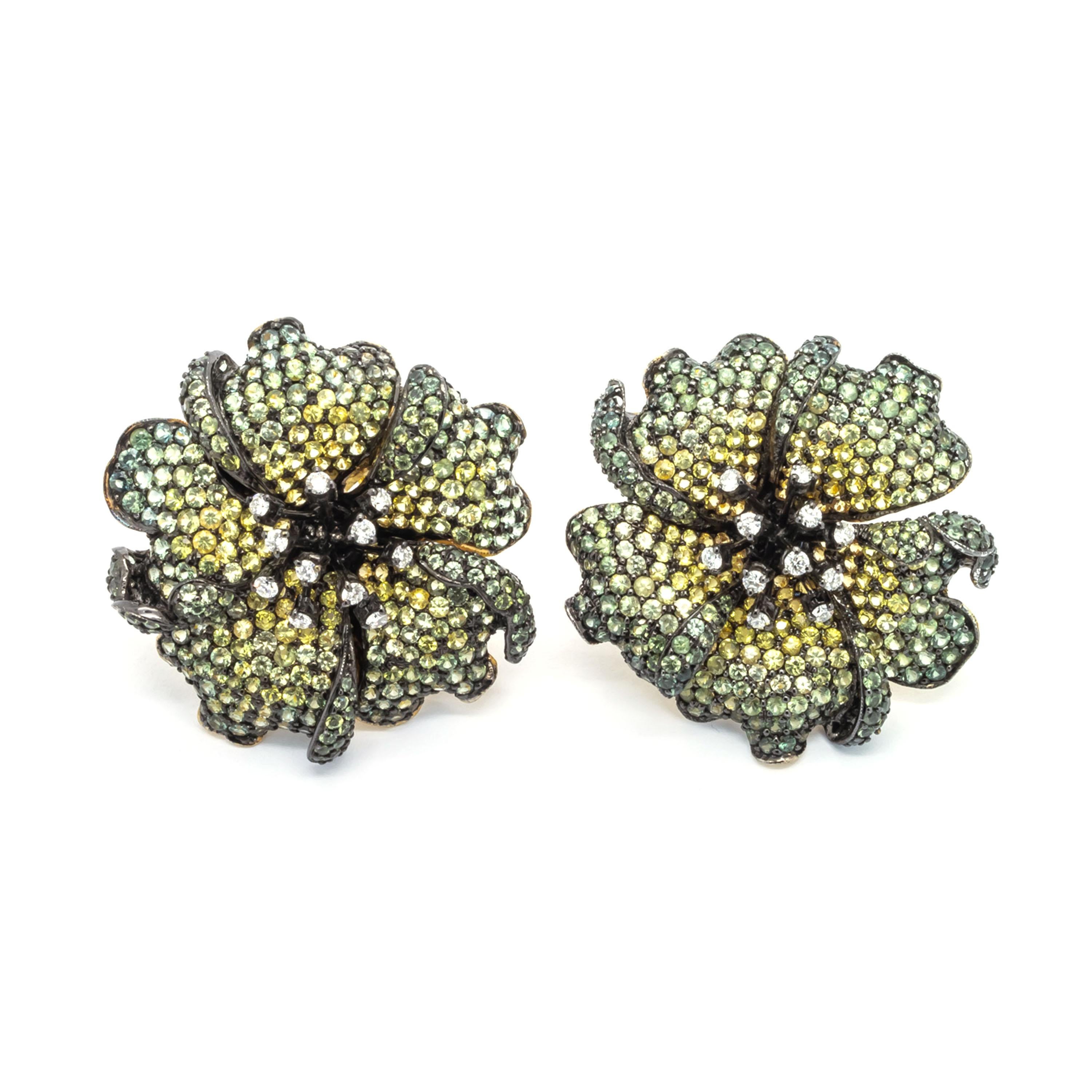 Moderno Orecchini moderni con zaffiro verde e giallo, diamante e fiore rosa in oro in vendita