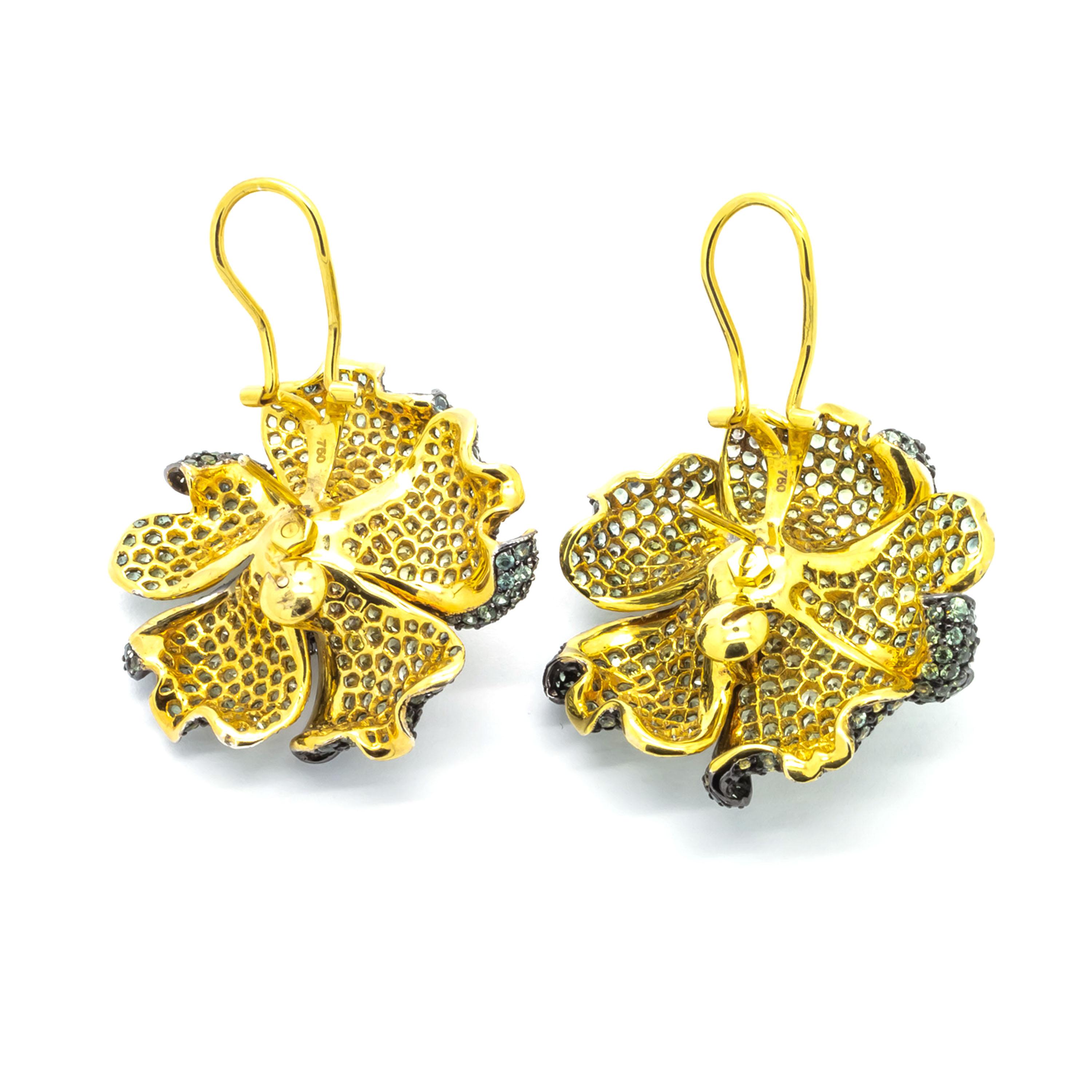 Orecchini moderni con zaffiro verde e giallo, diamante e fiore rosa in oro in vendita 4