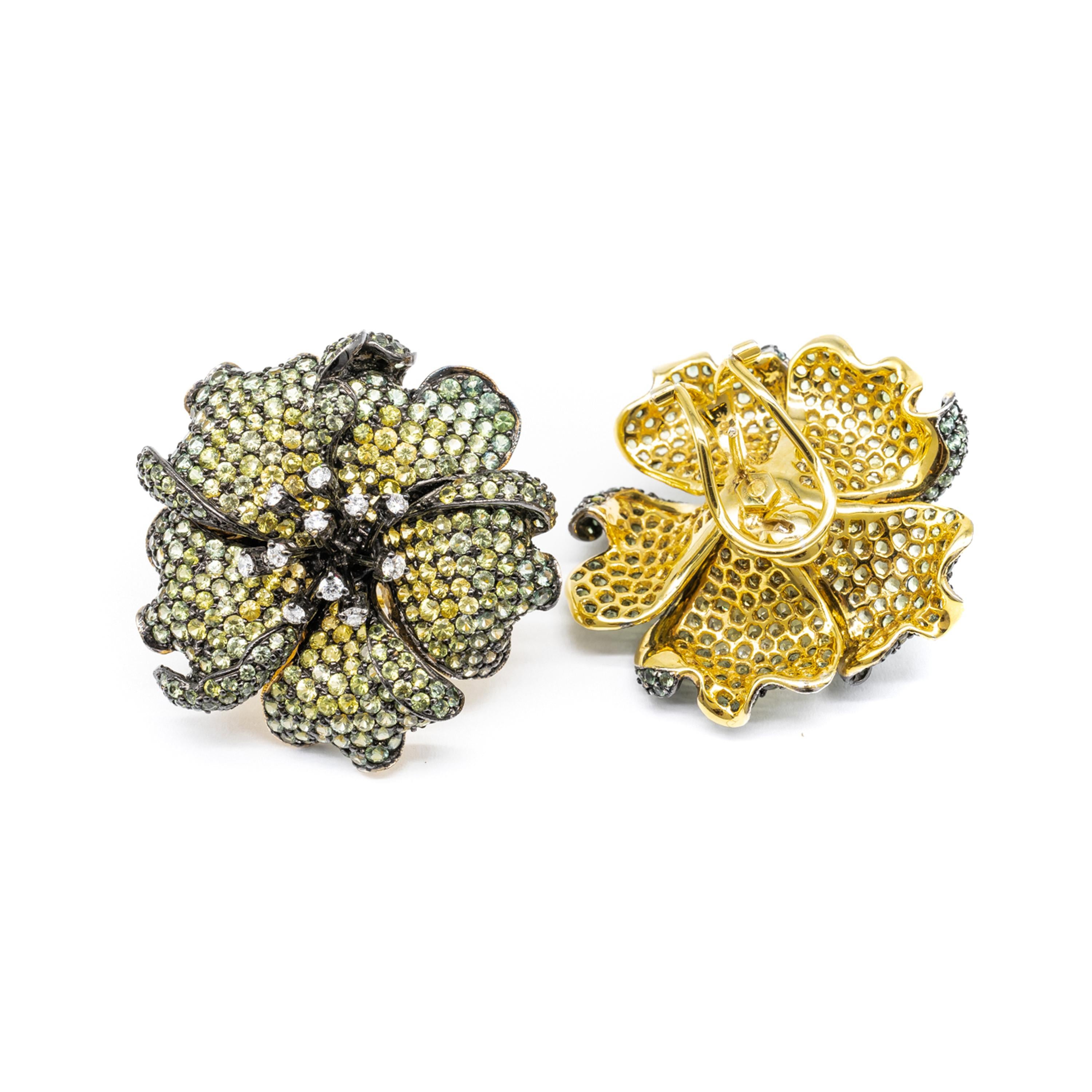 Orecchini moderni con zaffiro verde e giallo, diamante e fiore rosa in oro In condizioni ottime in vendita a London, GB