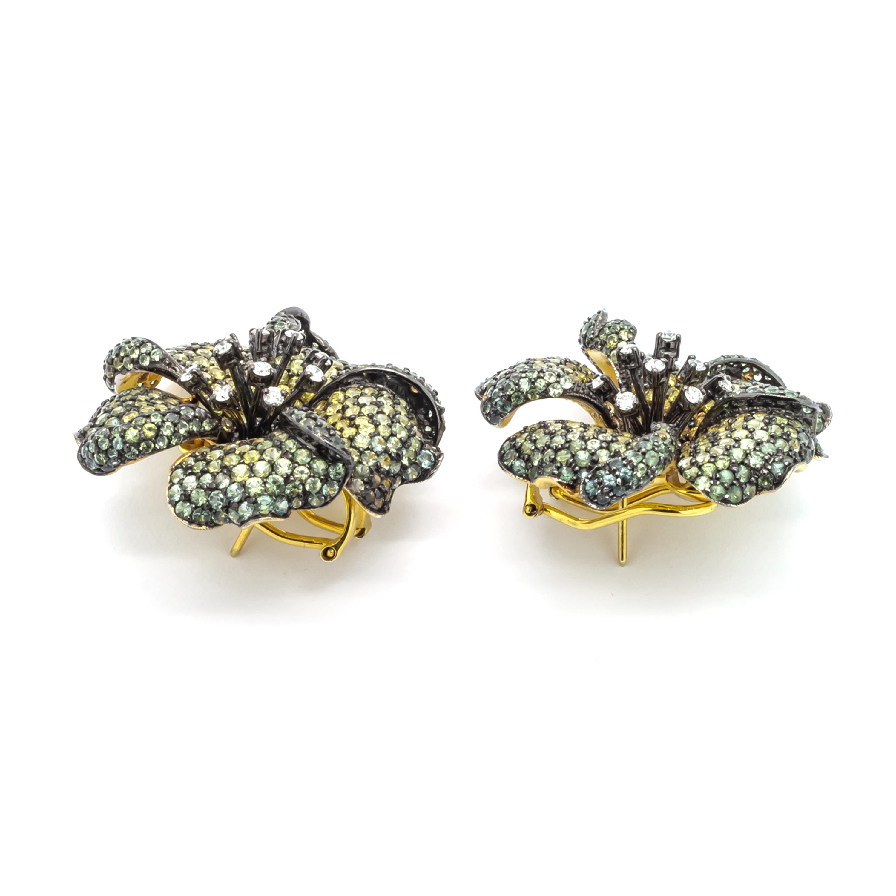 Orecchini moderni con zaffiro verde e giallo, diamante e fiore rosa in oro in vendita 1