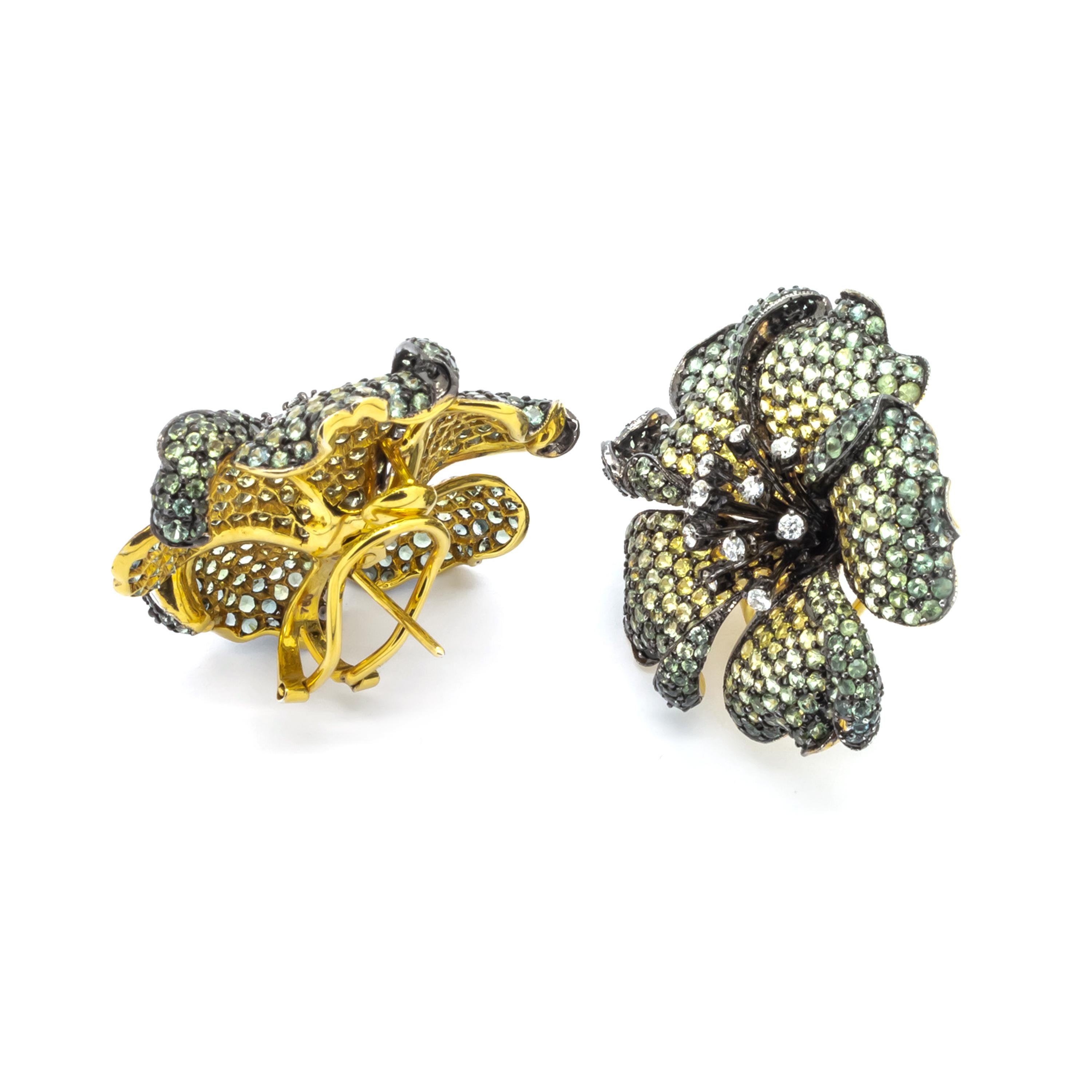 Orecchini moderni con zaffiro verde e giallo, diamante e fiore rosa in oro in vendita 2