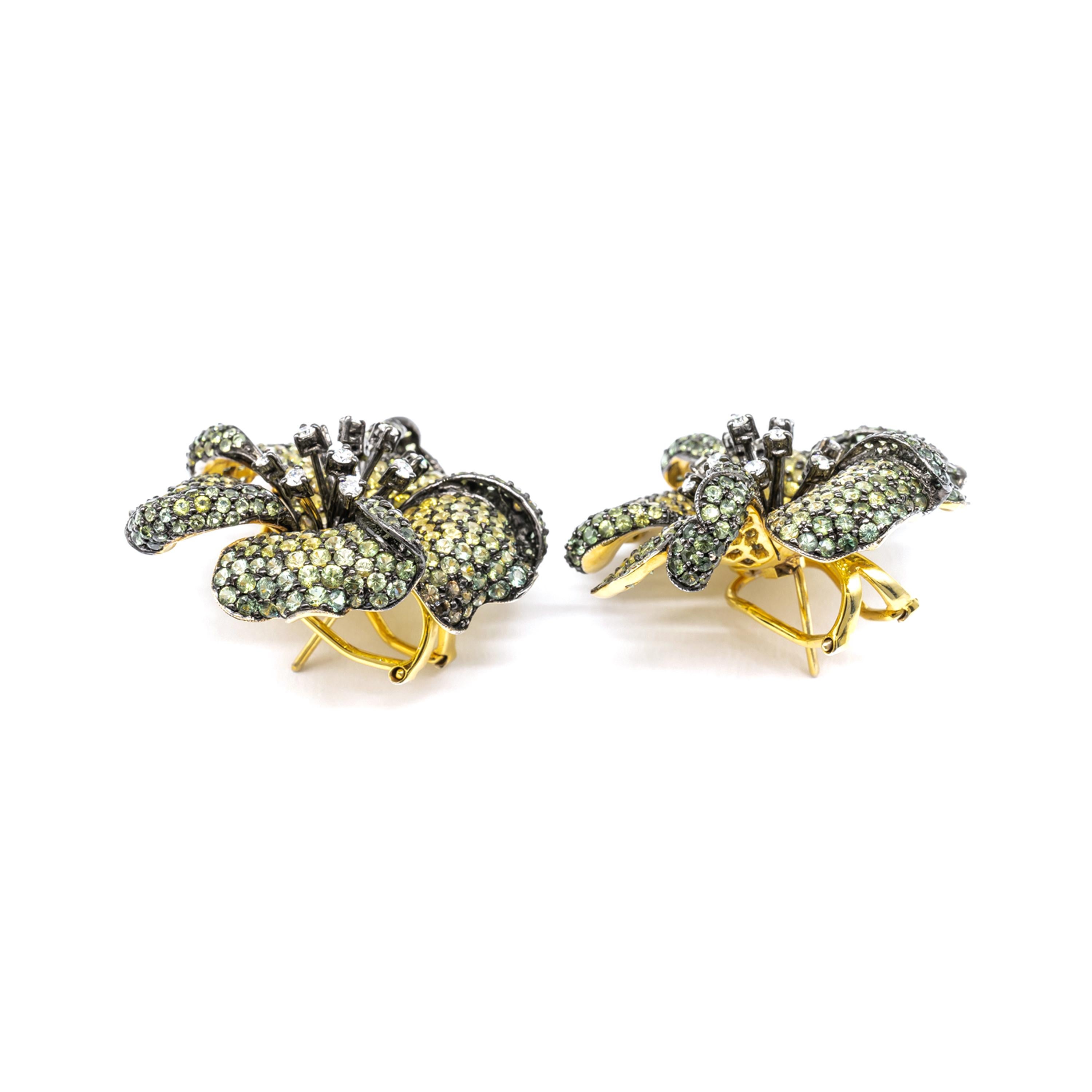 Orecchini moderni con zaffiro verde e giallo, diamante e fiore rosa in oro in vendita 3