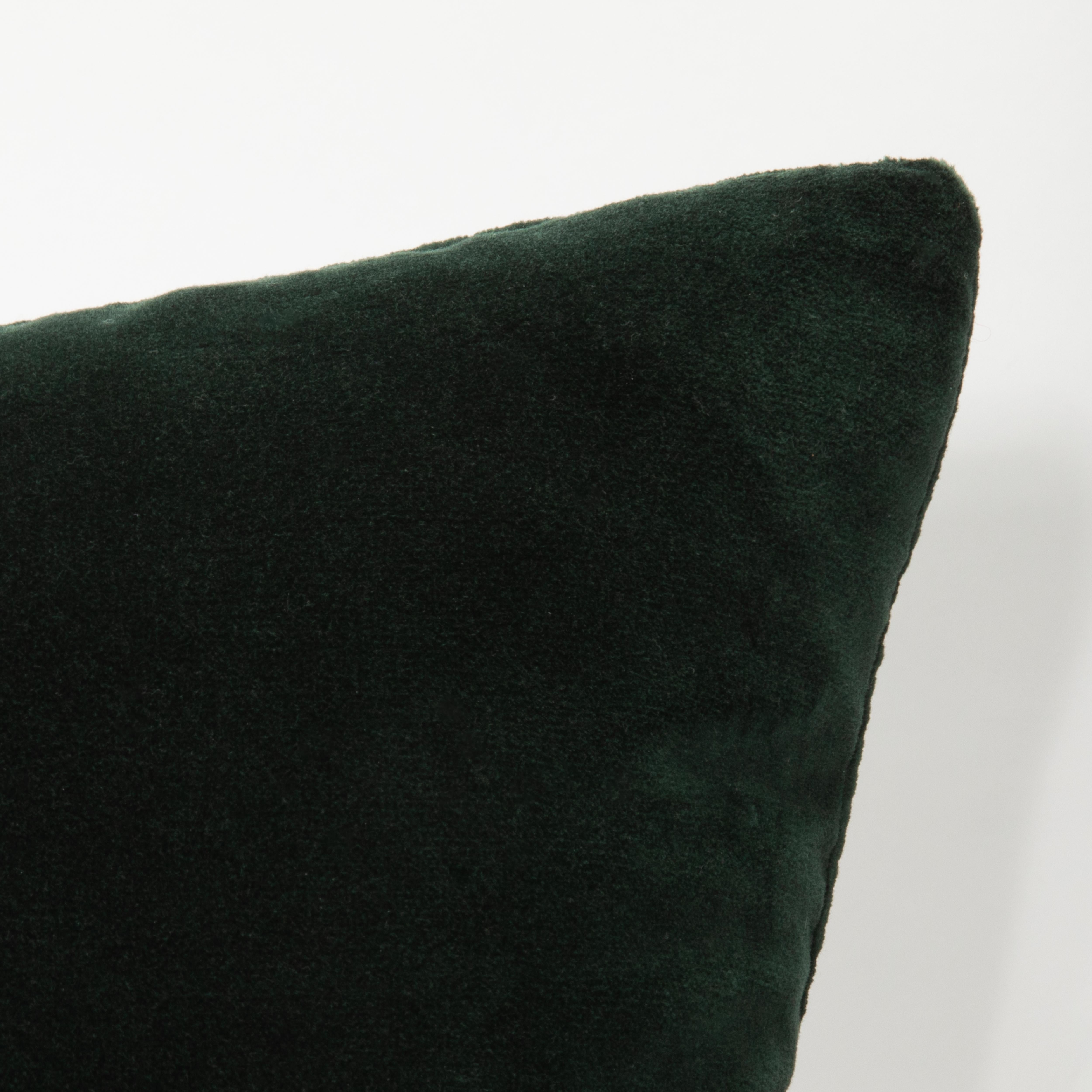 Transformez votre intérieur grâce à l'élégance intemporelle de ces exquis coussins en velours vert. Fabrice, dans une luxuriante teinte émeraude, ces oreillers rayonnent de sophistication, tandis que le tissu en velours pelucheux offre une texture