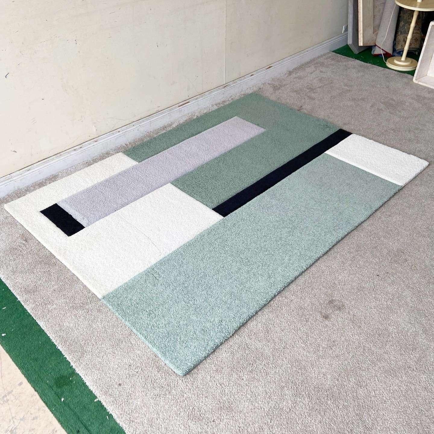 Eccezionale tappeto rettangolare moderno vintage. La moquette è composta da rettangoli grigi, bianchi, neri e verdi che tesserano lo spazio.

Tappeto 10
