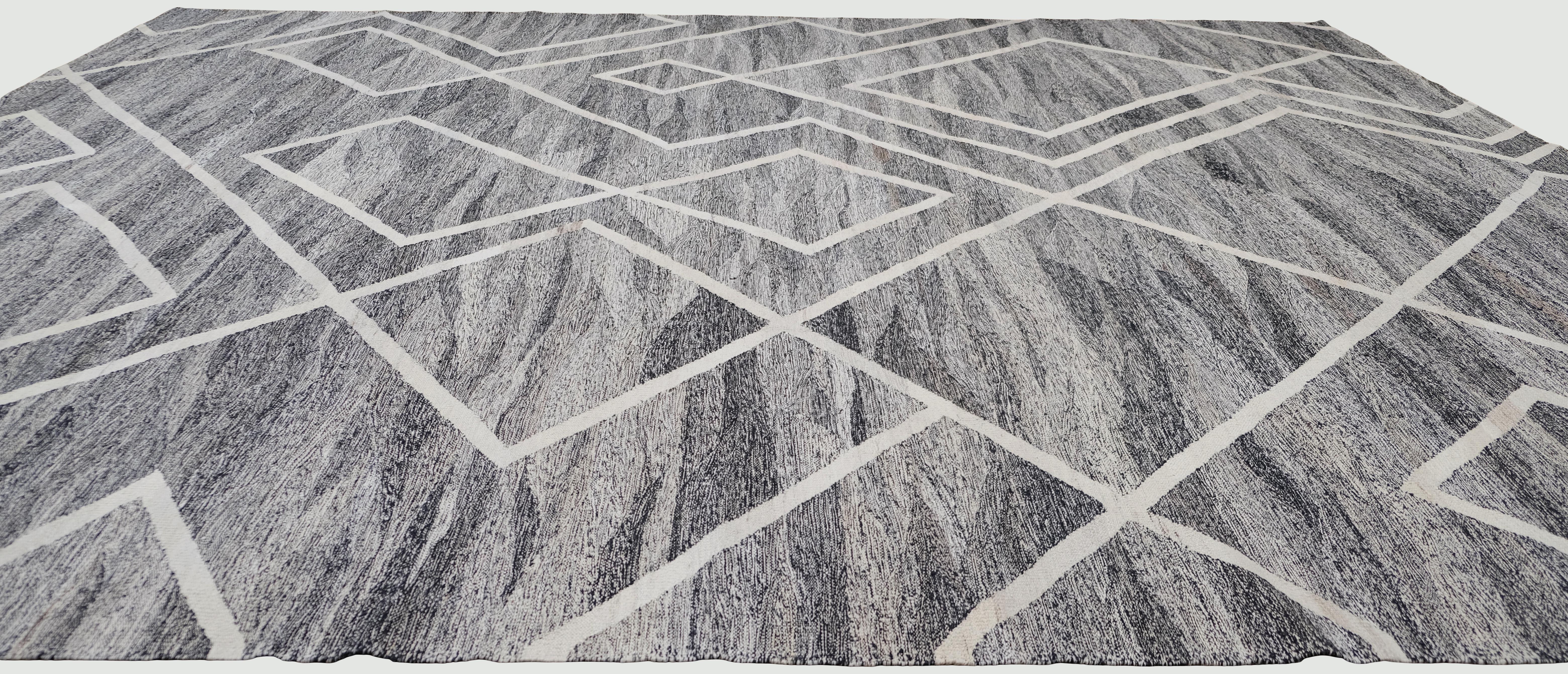 Modern Grey and Ivory Large Scale Geometric Kilim Rug 13'x16'3'' In New Condition For Sale In Torrance, CA