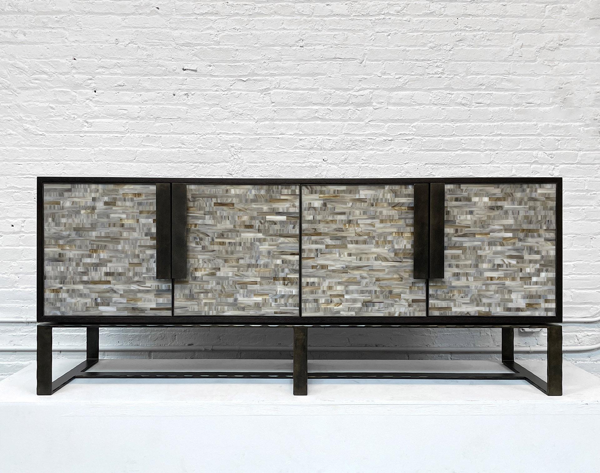 Modernes Mittelteil aus grauem Glas und Holz mit geschmiedetem Metallsockel von Ercole Home (Nordamerikanisch) im Angebot