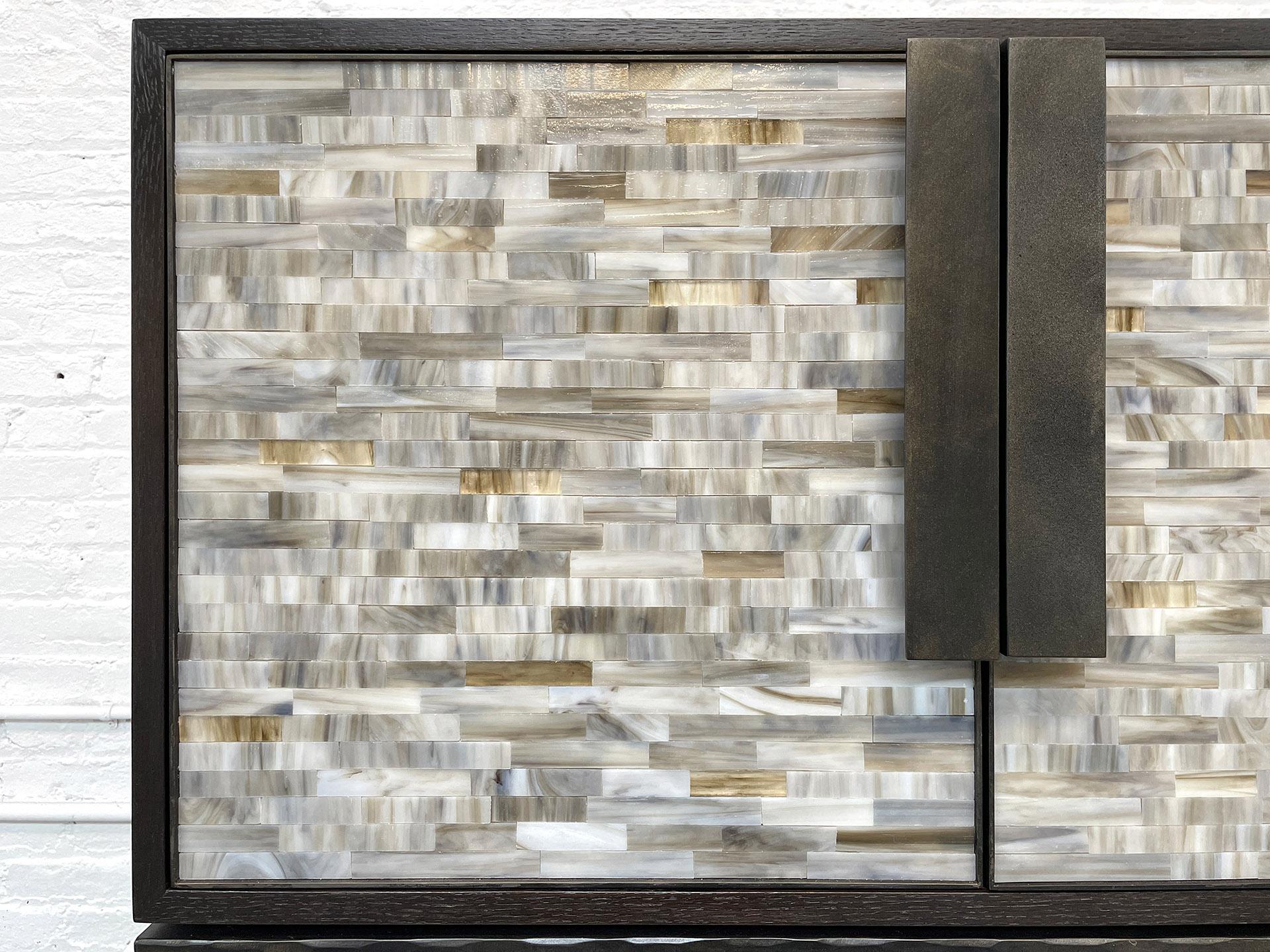 Modernes Mittelteil aus grauem Glas und Holz mit geschmiedetem Metallsockel von Ercole Home (Mosaik) im Angebot
