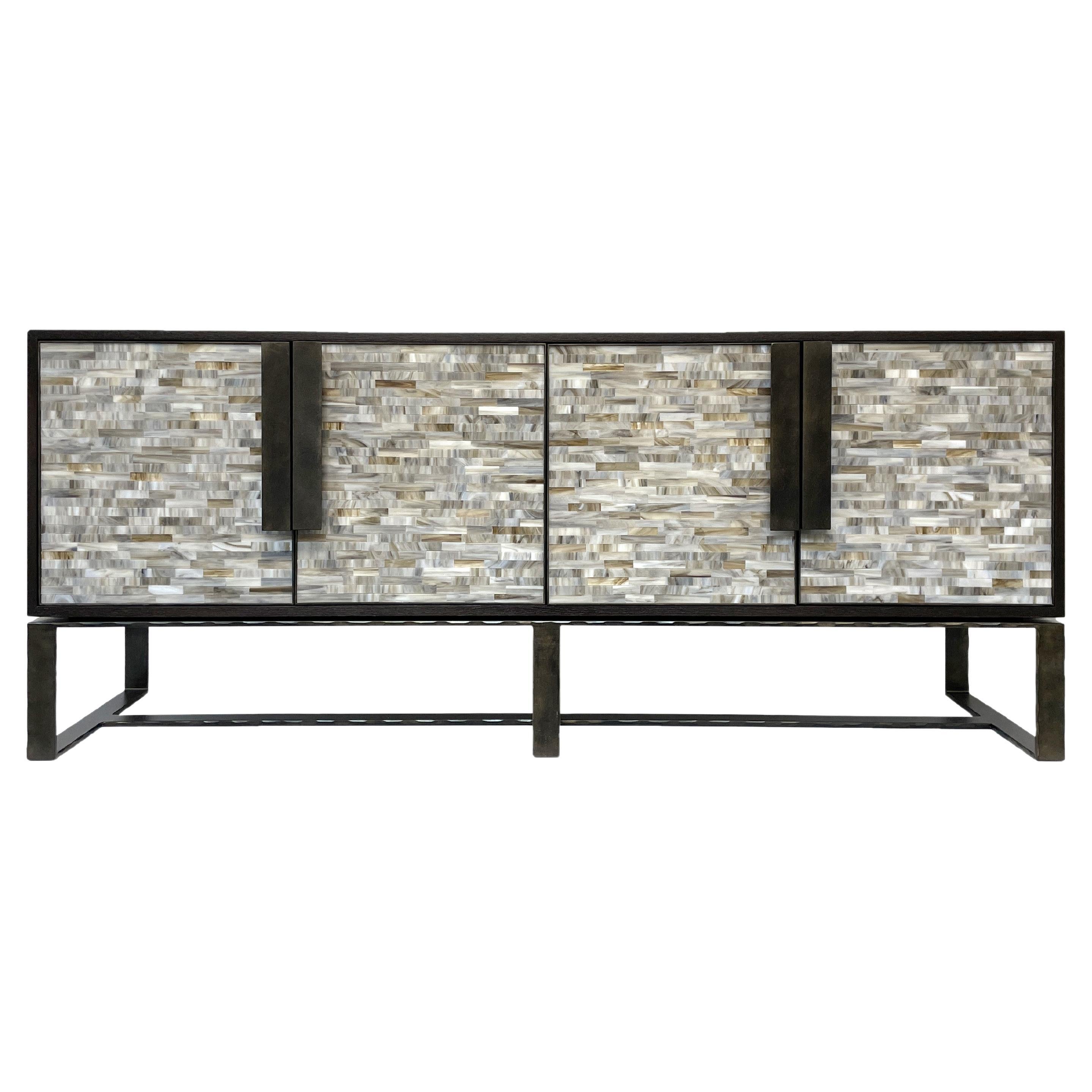 Centro multimedia moderno de cristal y madera gris con base de metal forjado by Ercole Home