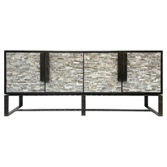 Centre de table moderne en verre gris et bois avec base en métal forgé par Ercole Home