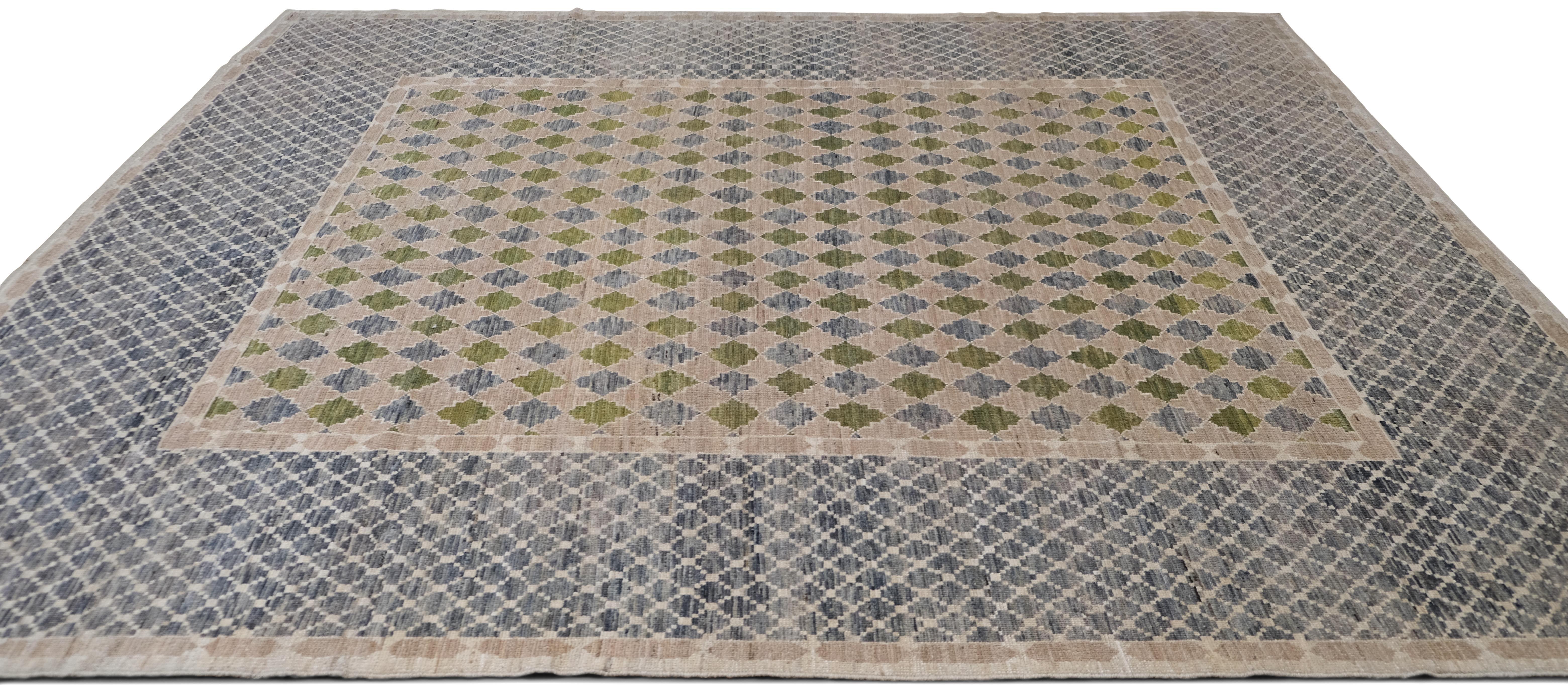 Rehaussez votre espace avec ce tapis en laine noué à la main, qui présente un motif géométrique en losange méticuleusement noué. Cette pièce présente un jeu raffiné de teintes douces de gris, de vert et d'ivoire, conférant un air de sophistication