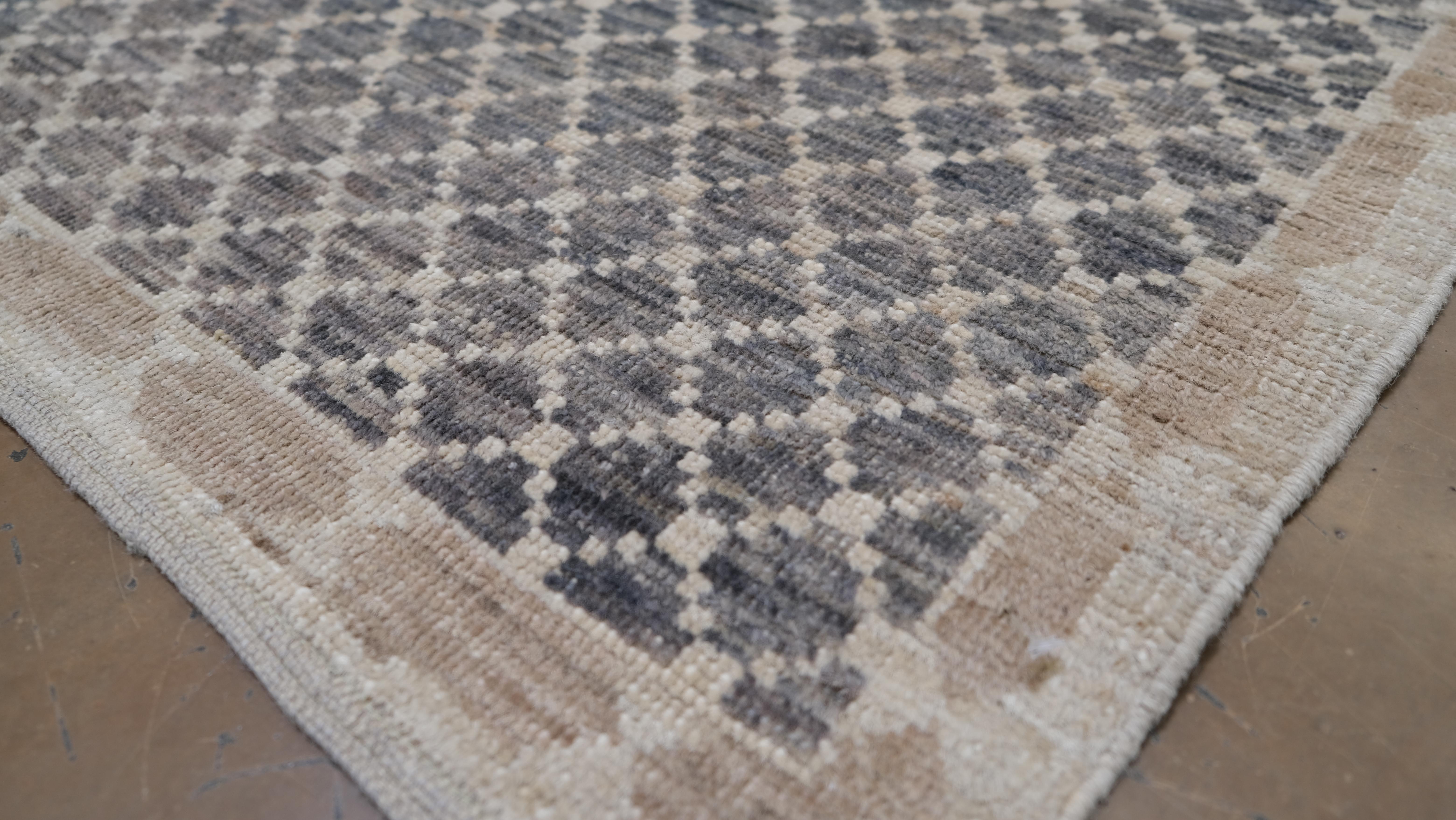 Moderne Tapis moderne gris, vert et beige à bordure audacieuse avec motif de diamants 8'4x10' en vente