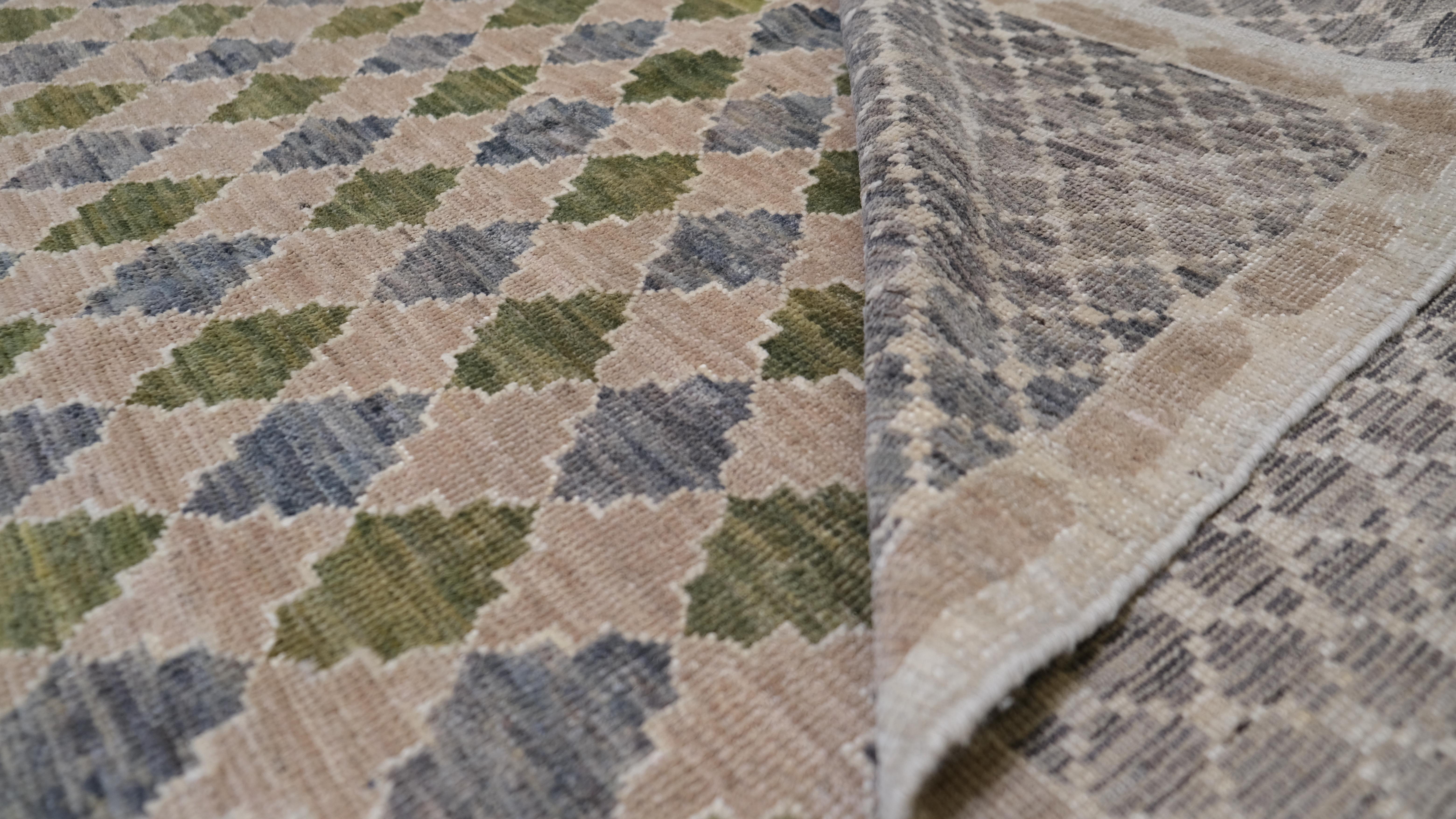 Afghan Tapis moderne gris, vert et beige à bordure audacieuse avec motif de diamants 8'4x10' en vente