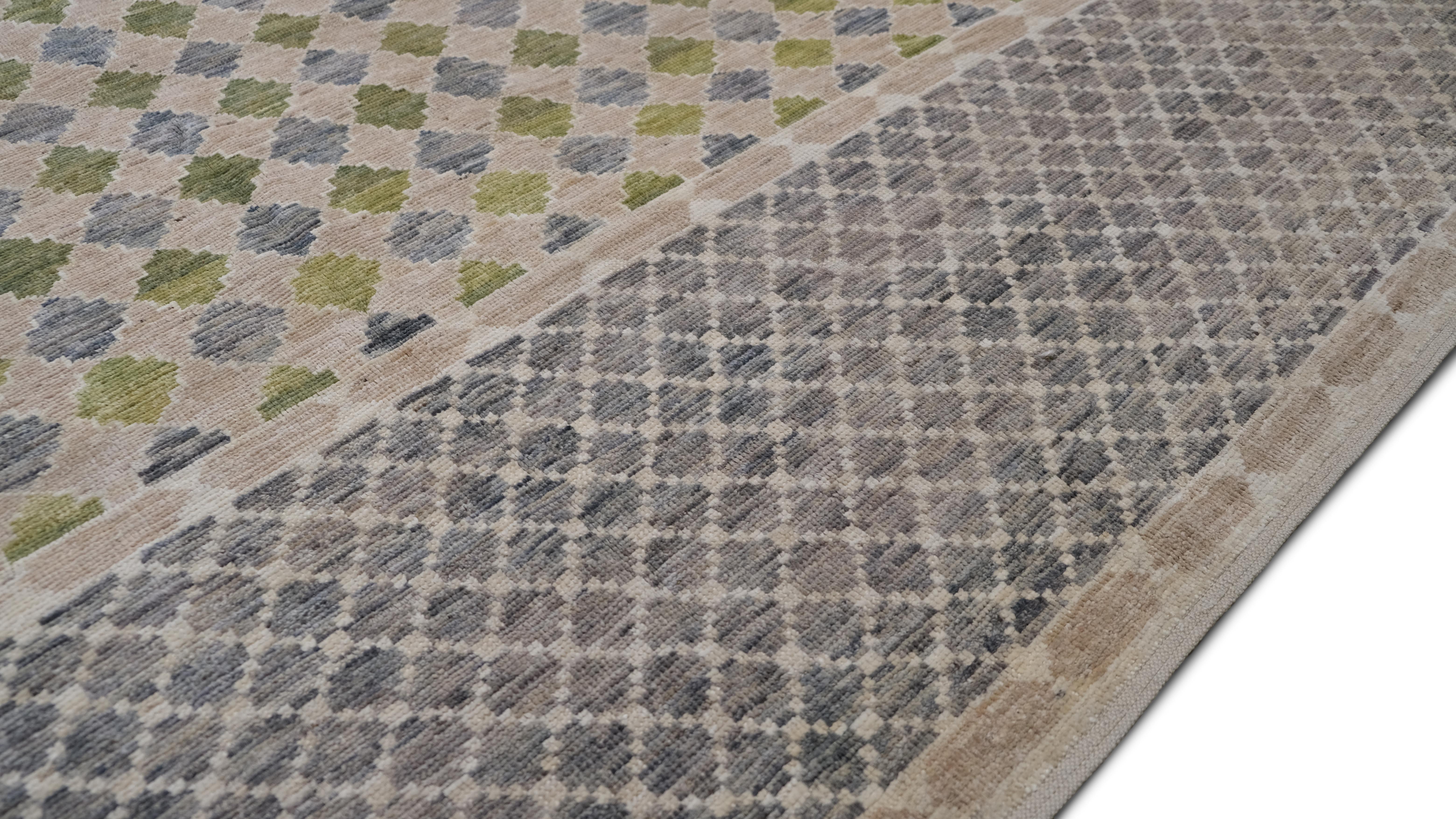 Noué à la main Tapis moderne gris, vert et beige à bordure audacieuse avec motif de diamants 8'4x10' en vente