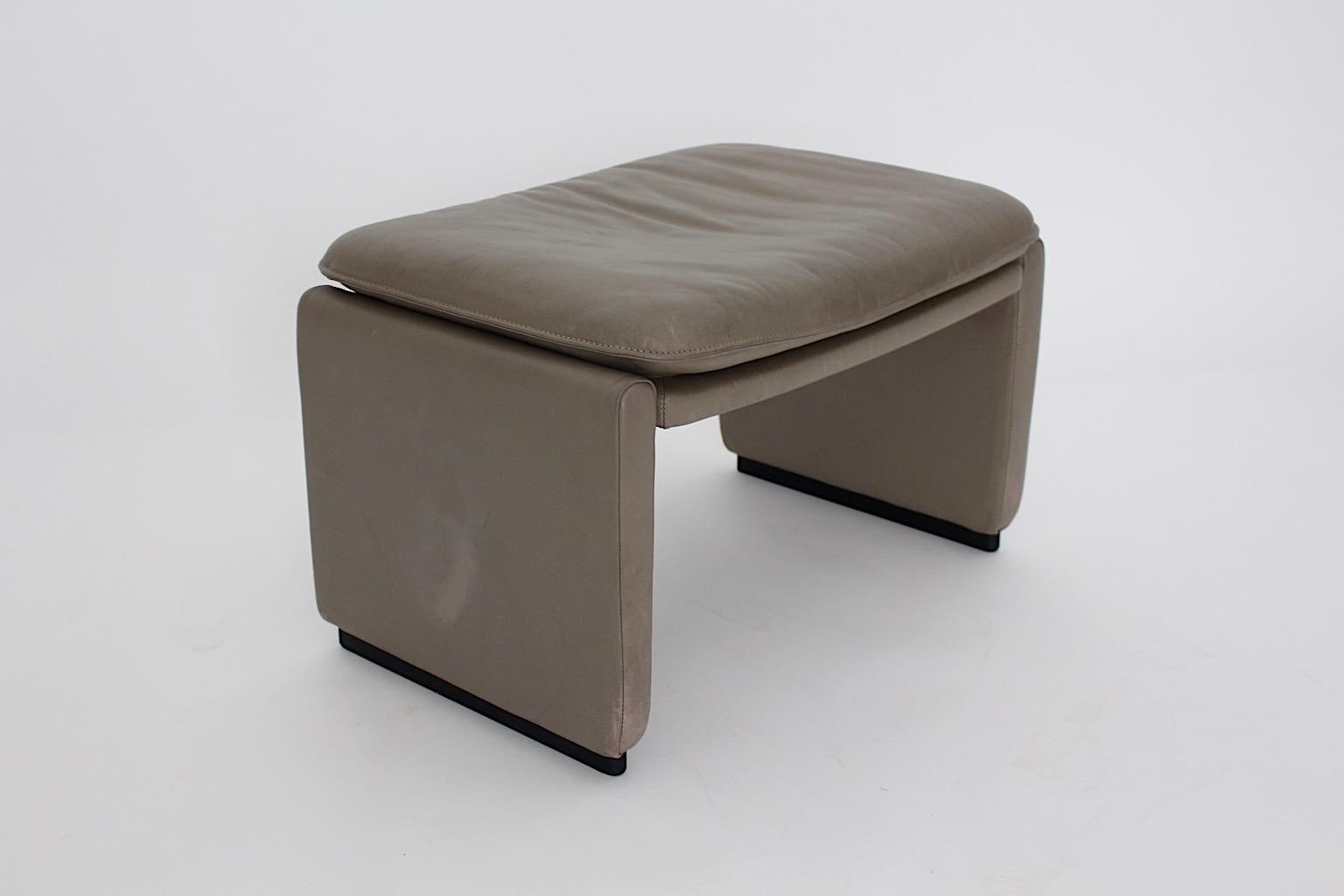 De Sede vintage footstool or stool from grey leather and steel 1980s Switzerland.
Through the pleasant light grey color tone the footstool or stool works with each color tone in your interior.
The finest quality stool is stable and sturdy and