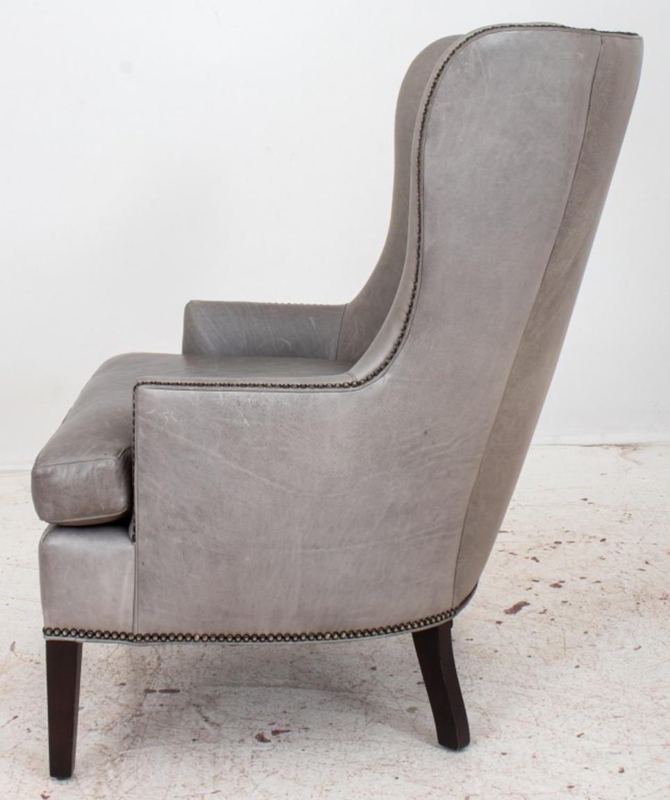 Moderner gepolsterter Sessel aus grauem Leder im Zustand „Gut“ im Angebot in New York, NY