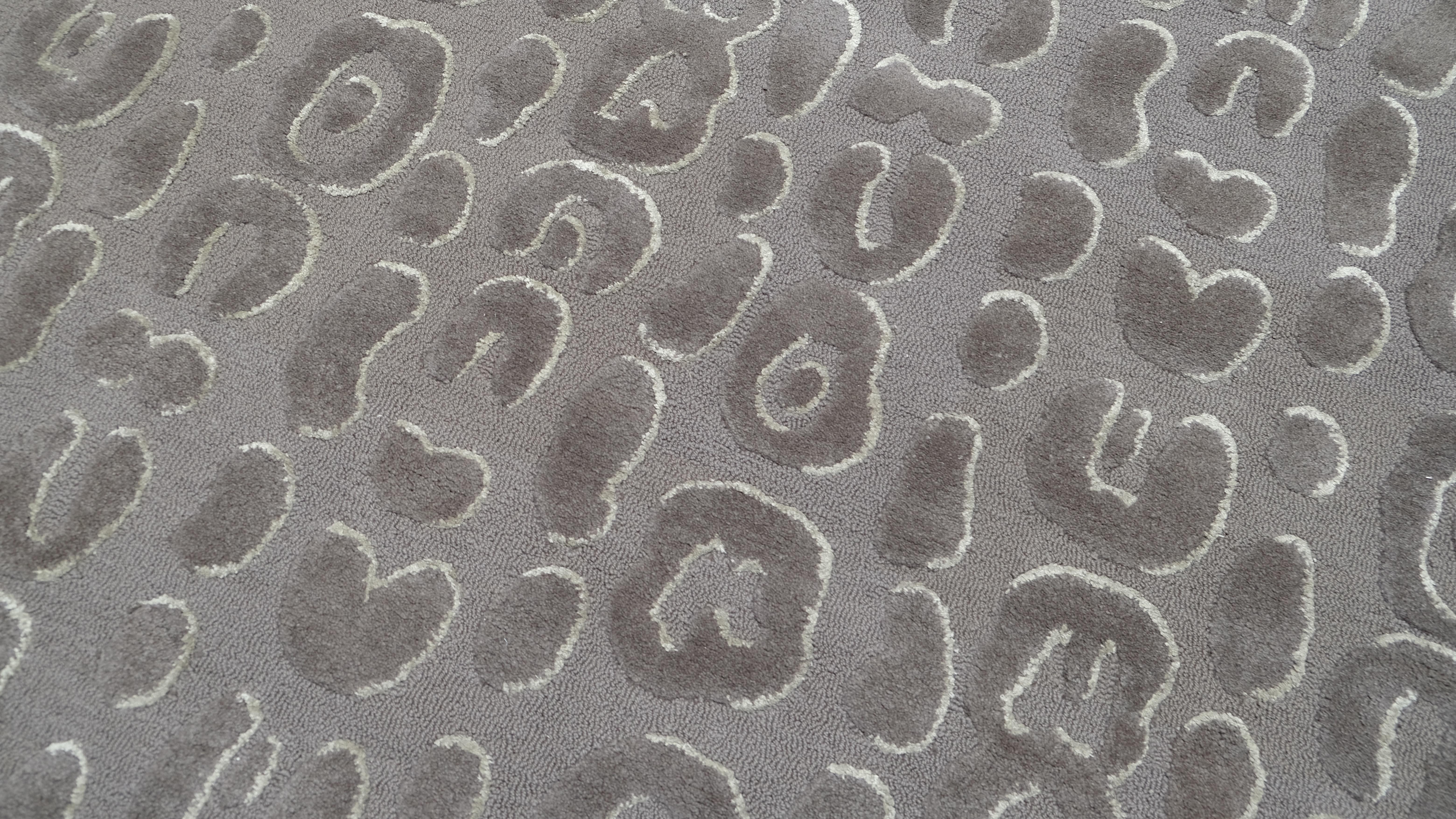 Tapis moderne gris à motif léopard 9'x12' en vente 2