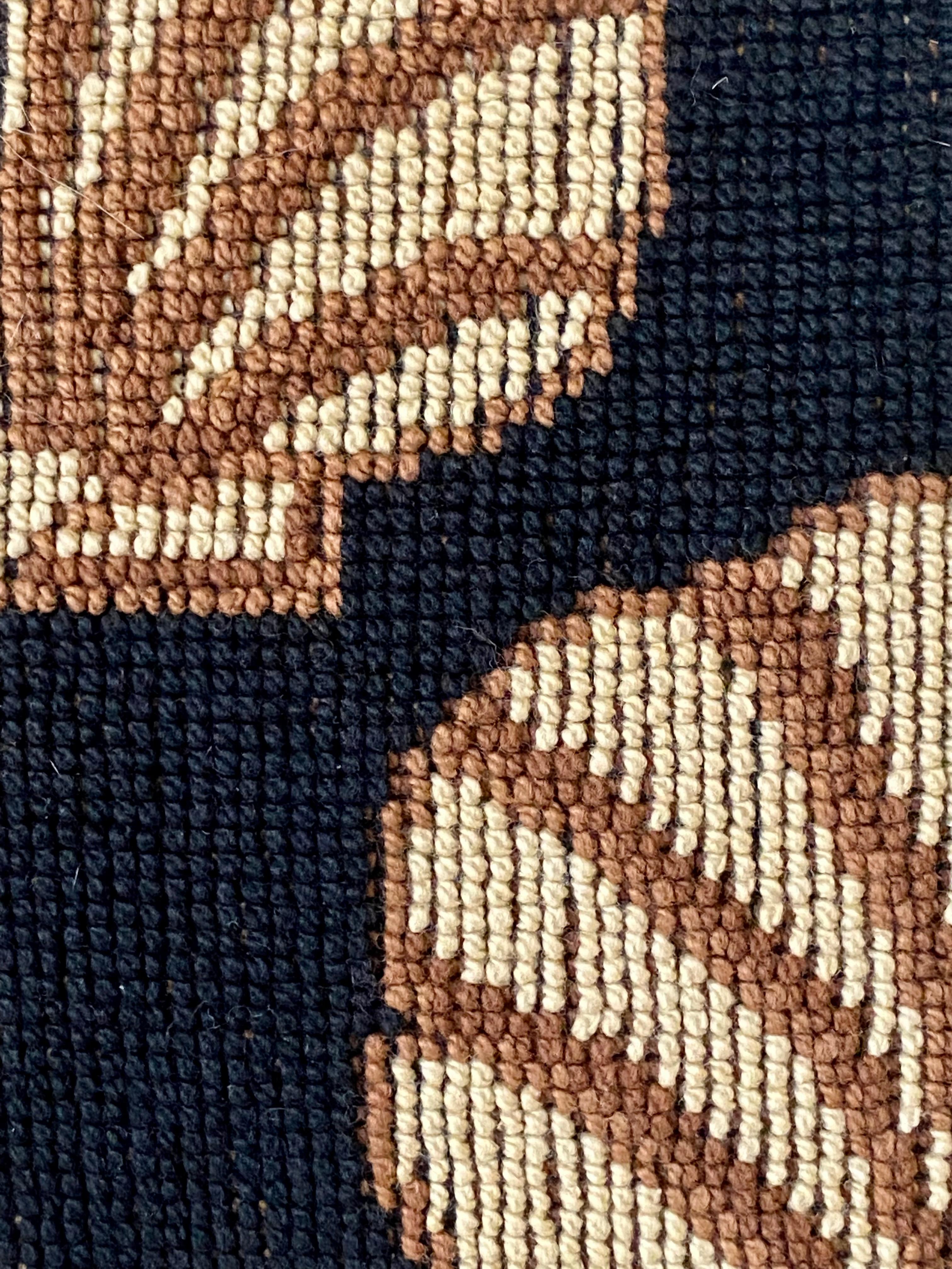 Moderne Paire de coussins modernes à gros points, en noir avec motif de coquillages de mer brun clair en vente