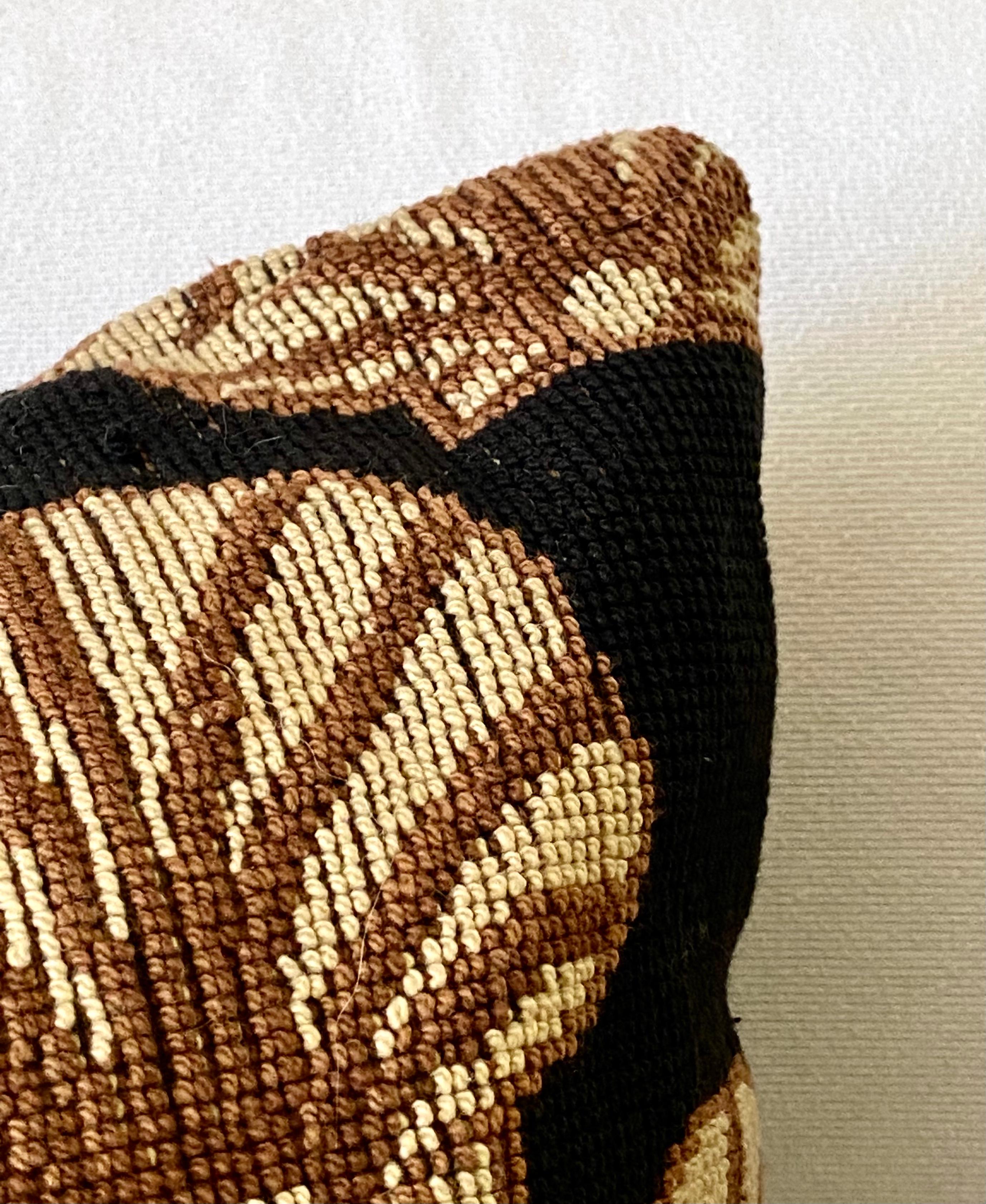 American Modern Gros Point Pair of Pillows, in Black with Tan Sea Shell Motive For Sale