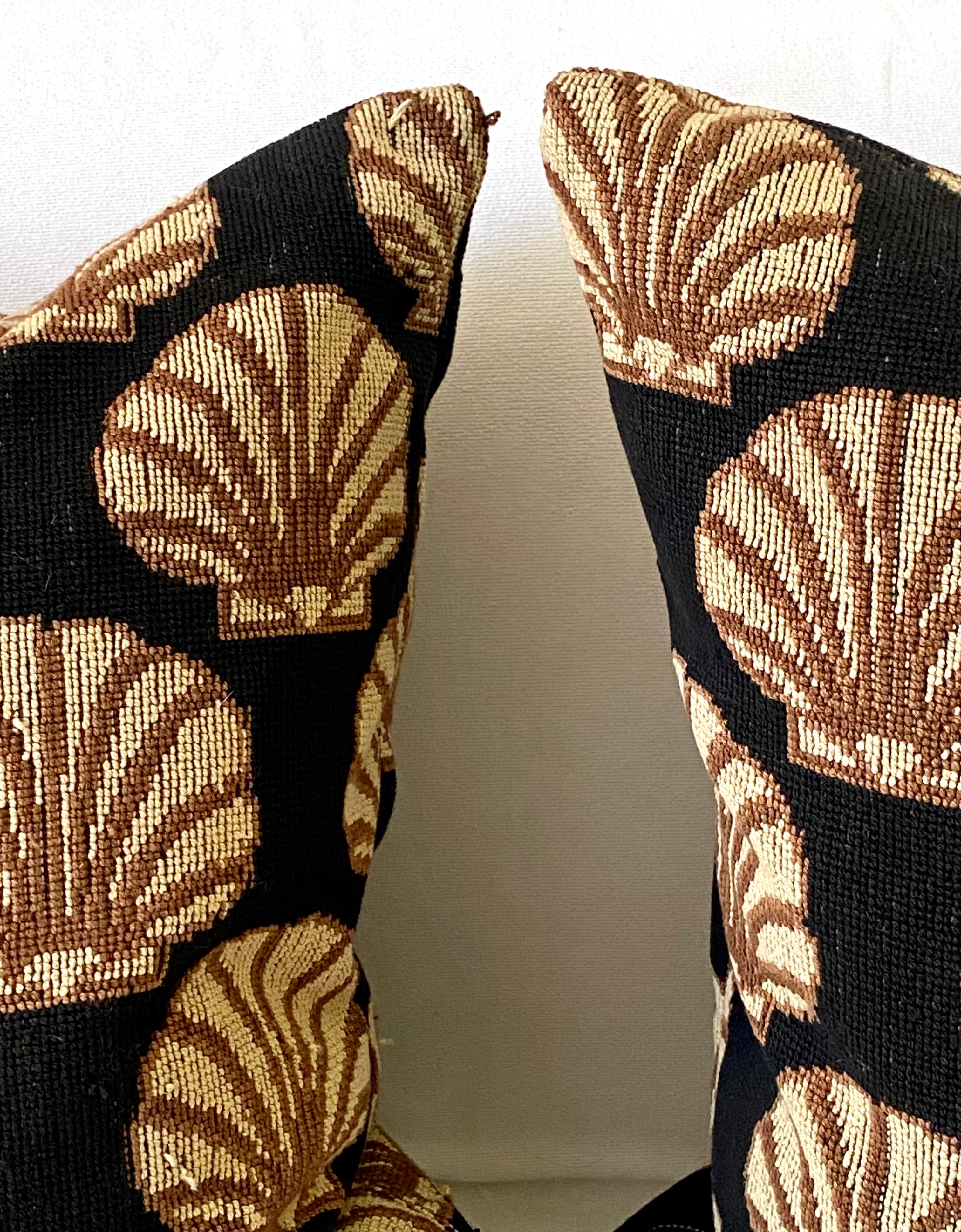 Fait main Paire de coussins modernes à gros points, en noir avec motif de coquillages de mer brun clair en vente
