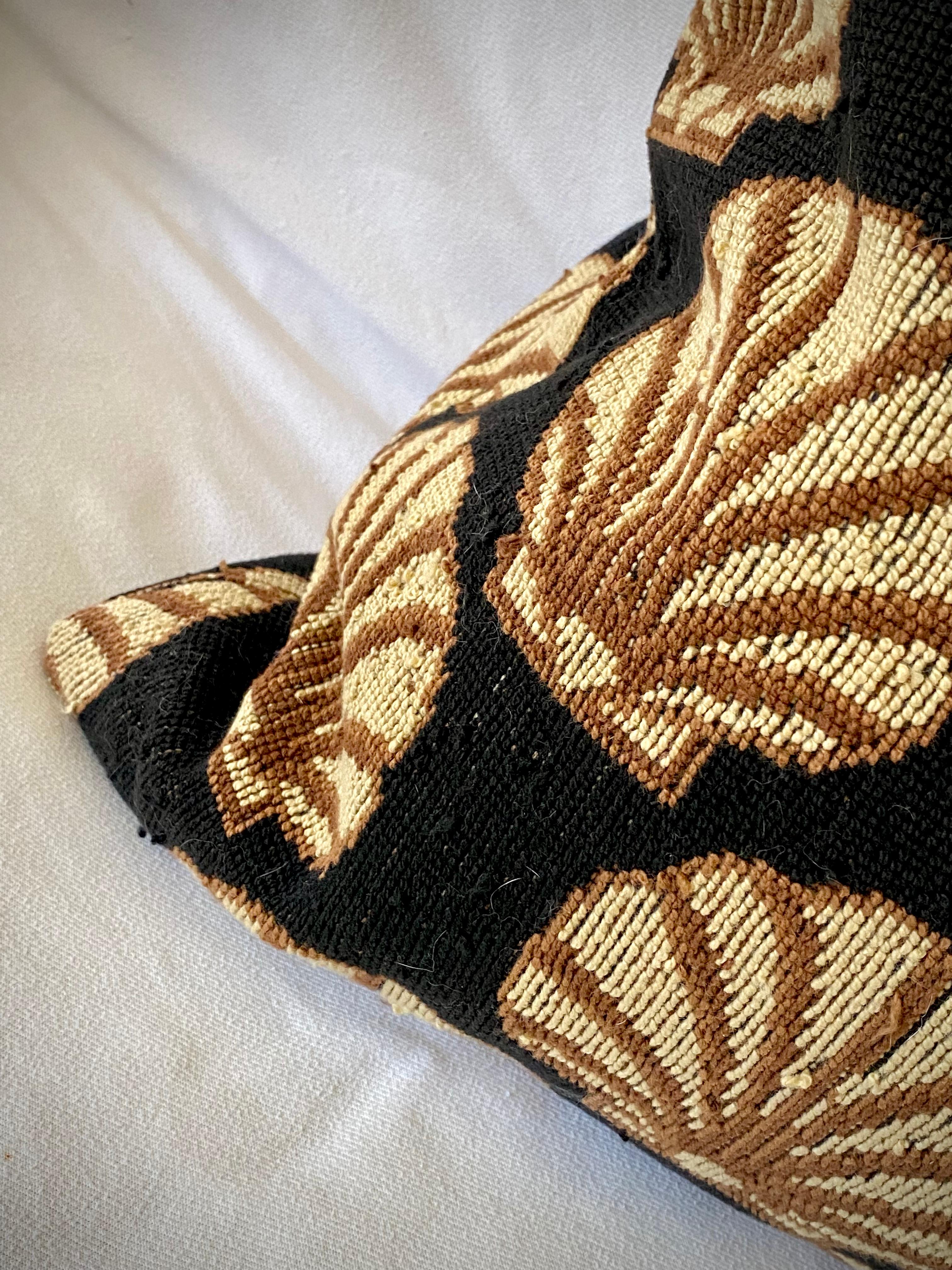 Modern Gros Point Pair of Pillows, in Black with Tan Sea Shell Motive In Good Condition For Sale In San Francisco, CA