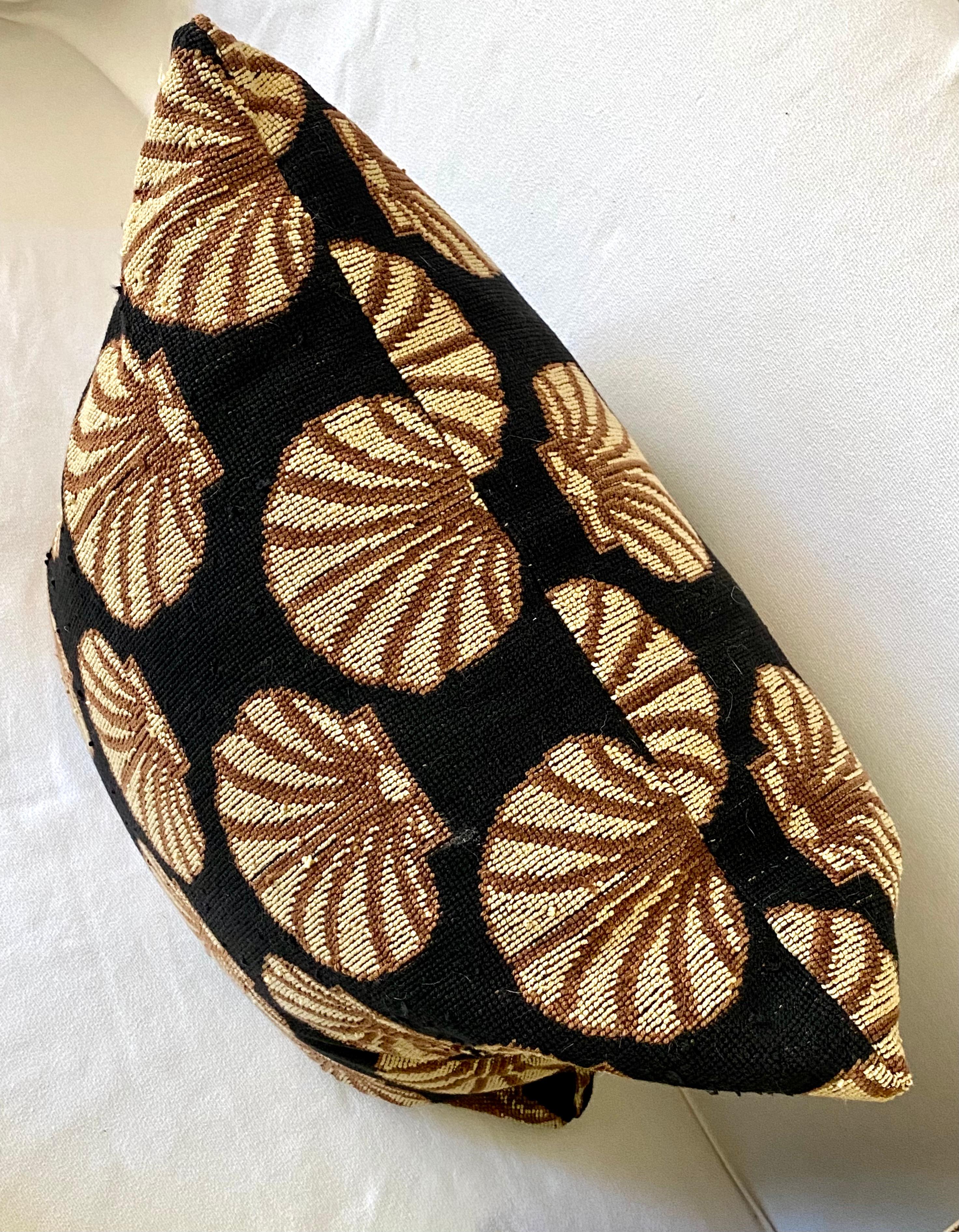 Contemporary Modern Gros Point Pair of Pillows, in Black with Tan Sea Shell Motive For Sale