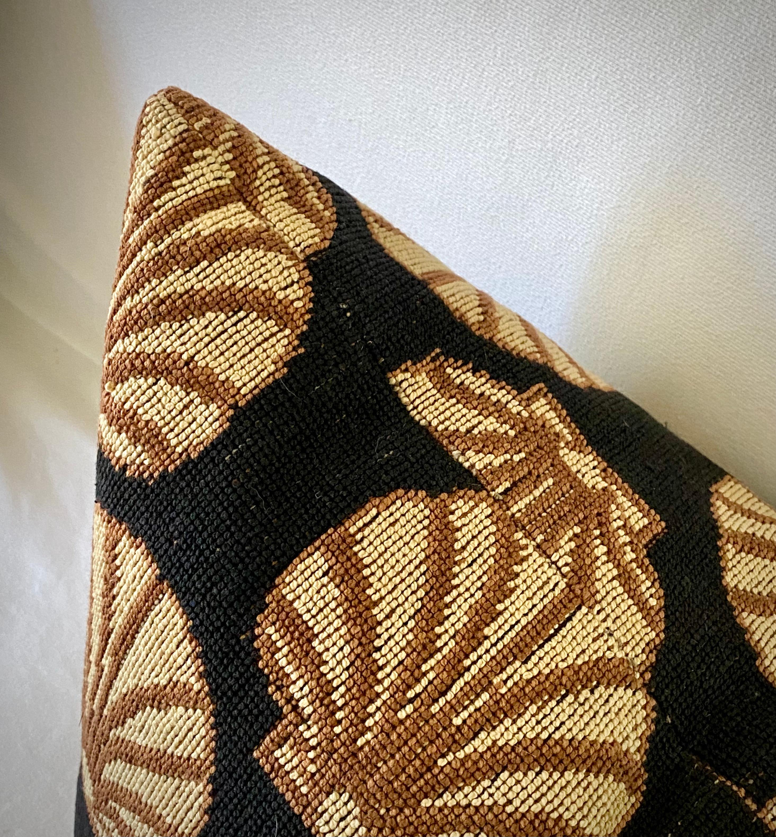 Tissu Paire de coussins modernes à gros points, en noir avec motif de coquillages de mer brun clair en vente
