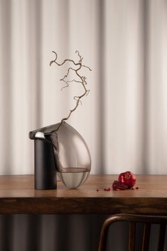 Gutta Boon Vase CS3 - Minimalistische Vase aus mundgeblasenem Glas Neutrales Grau & Eichenholzsockel von NOOM