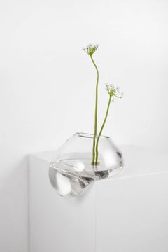 Gutta Vase CS1 - Minimalistische Vase aus transparentem mundgeblasenem Glas von NOOM