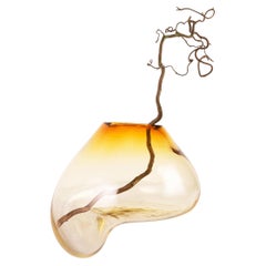 Moderne Gutta-Vase CS2 von Noom aus geblasenem Bernsteinglas, modern