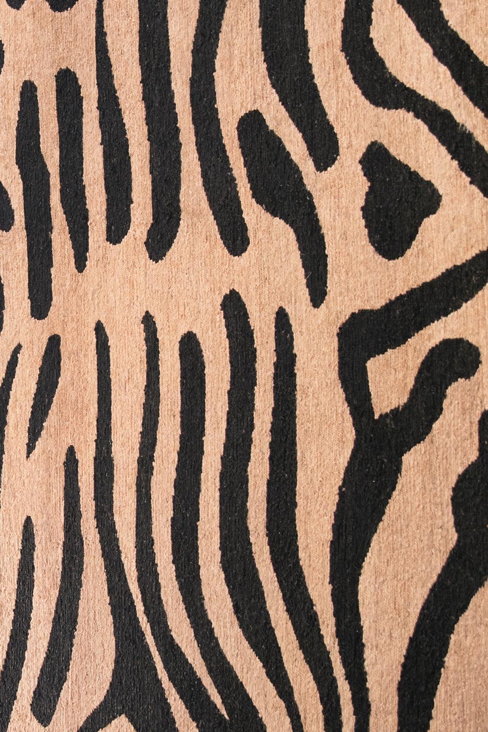 This jute rug has been ethically hand woven in the finest jute yarns by artisans in India, using a traditional weaving technique of this area.
As its handwoven in natural fibre yarns it will have weaving imperfections which makes every rug unique.
