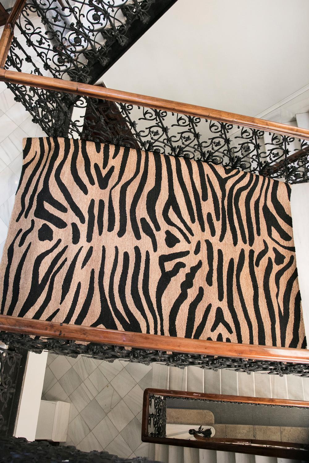 Modern Hand Braided Jute Carpet Rug in Black&Natural Zebra Fellini For Sale 1