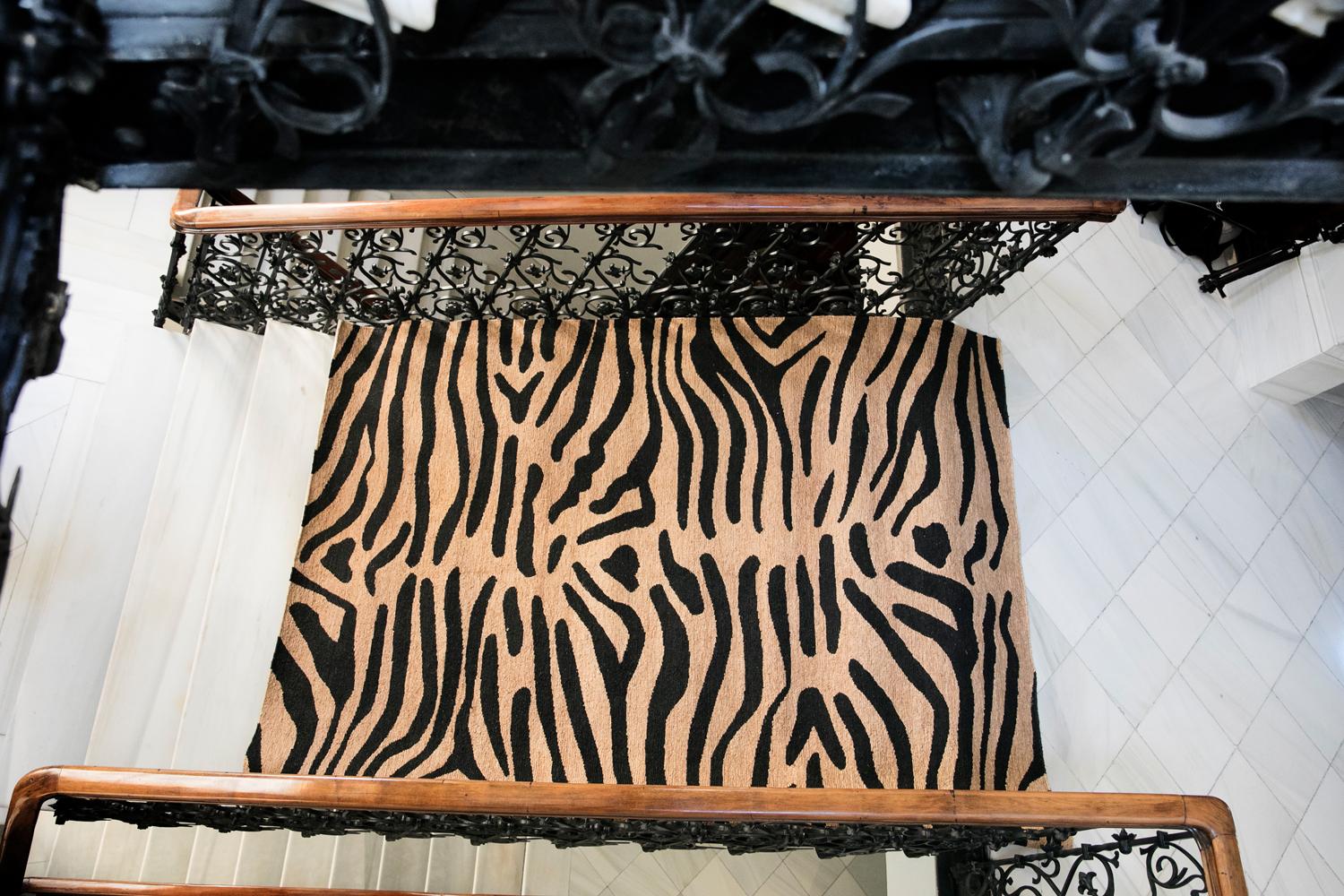 Modern Hand Braided Jute Carpet Rug in Black&Natural Zebra Fellini For Sale 2