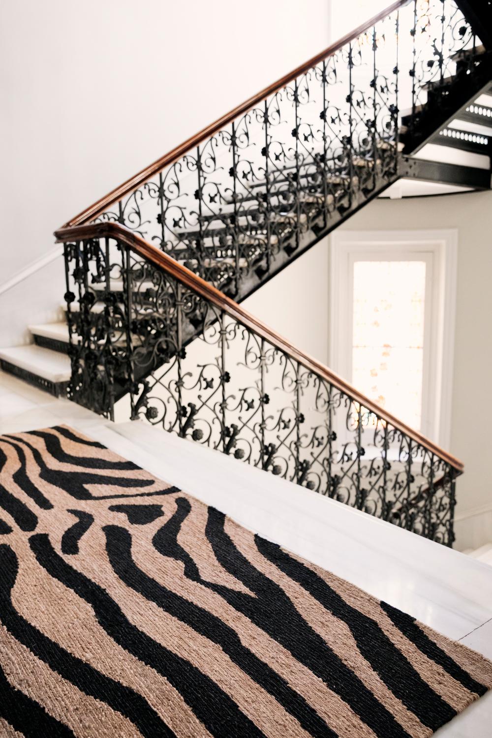 Modern Hand Braided Jute Carpet Rug in Black&Natural Zebra Fellini For Sale 3