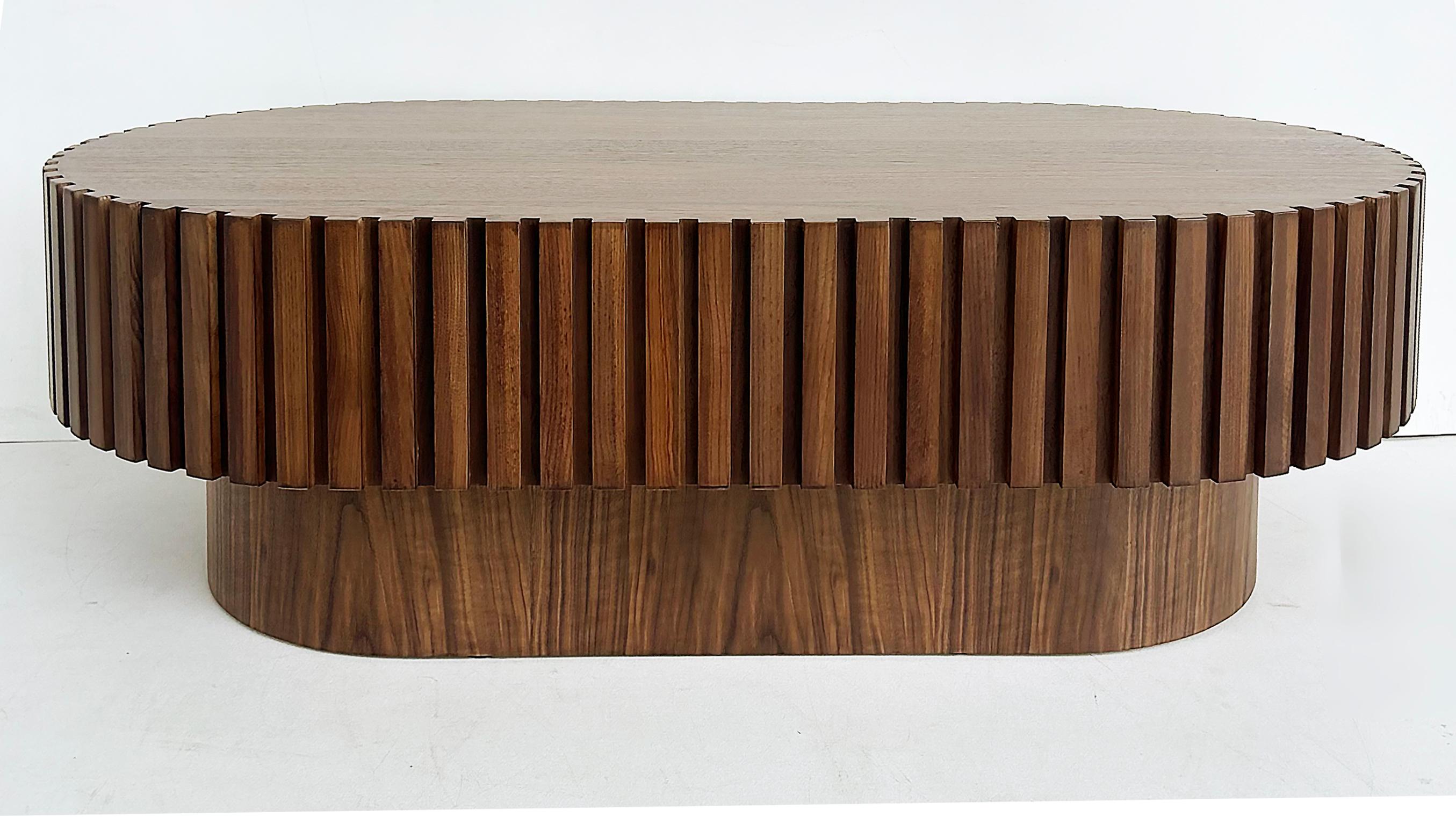 Table basse/table basse ovale moderne fabriquée à la main et posée sur un piédestal

Nous proposons à la vente une table à café/cocktail ovale moderne, fabriquée à la main et reposant sur un socle substantiel.  Le plateau de la table est en bois