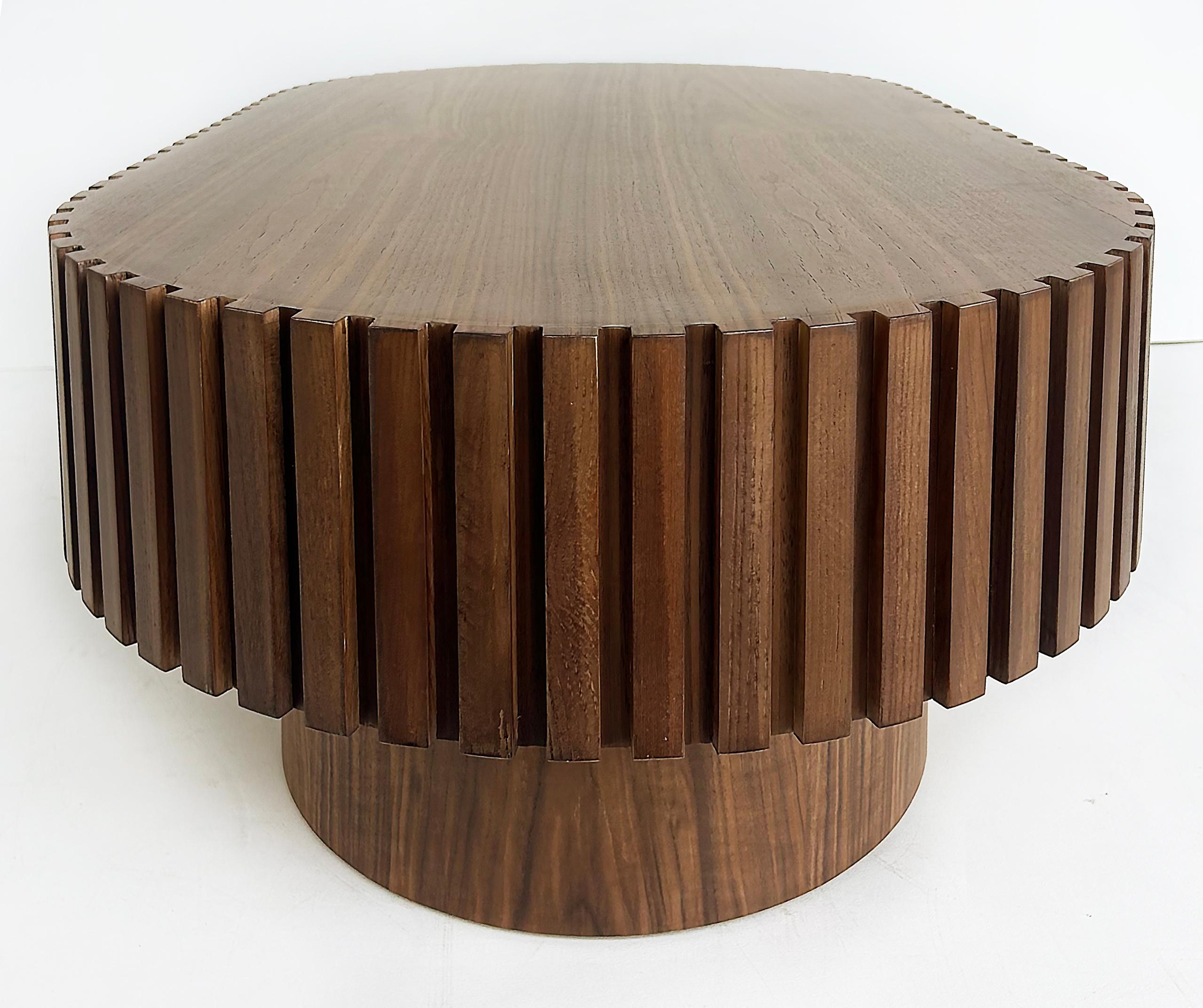 Fait main Table basse/table basse ovale moderne fabriquée à la main et posée sur un piédestal en vente