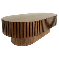 Moderner handgefertigter ovaler Couchtisch/Cocktailtisch mit Sockel auf einem Sockel