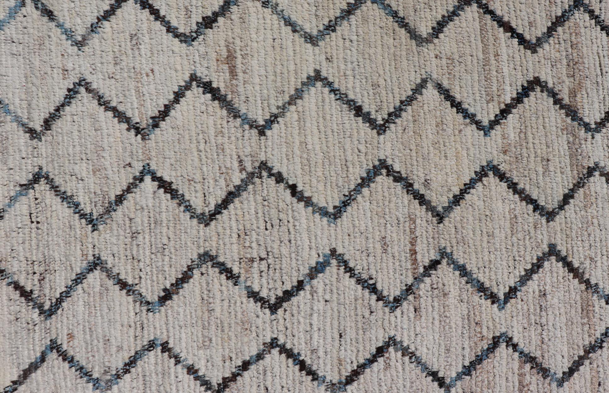 Modern Hand-Knotted Gallery Rug in Wool with Geometric Zig-Zag Design In New Condition For Sale In Atlanta, GA