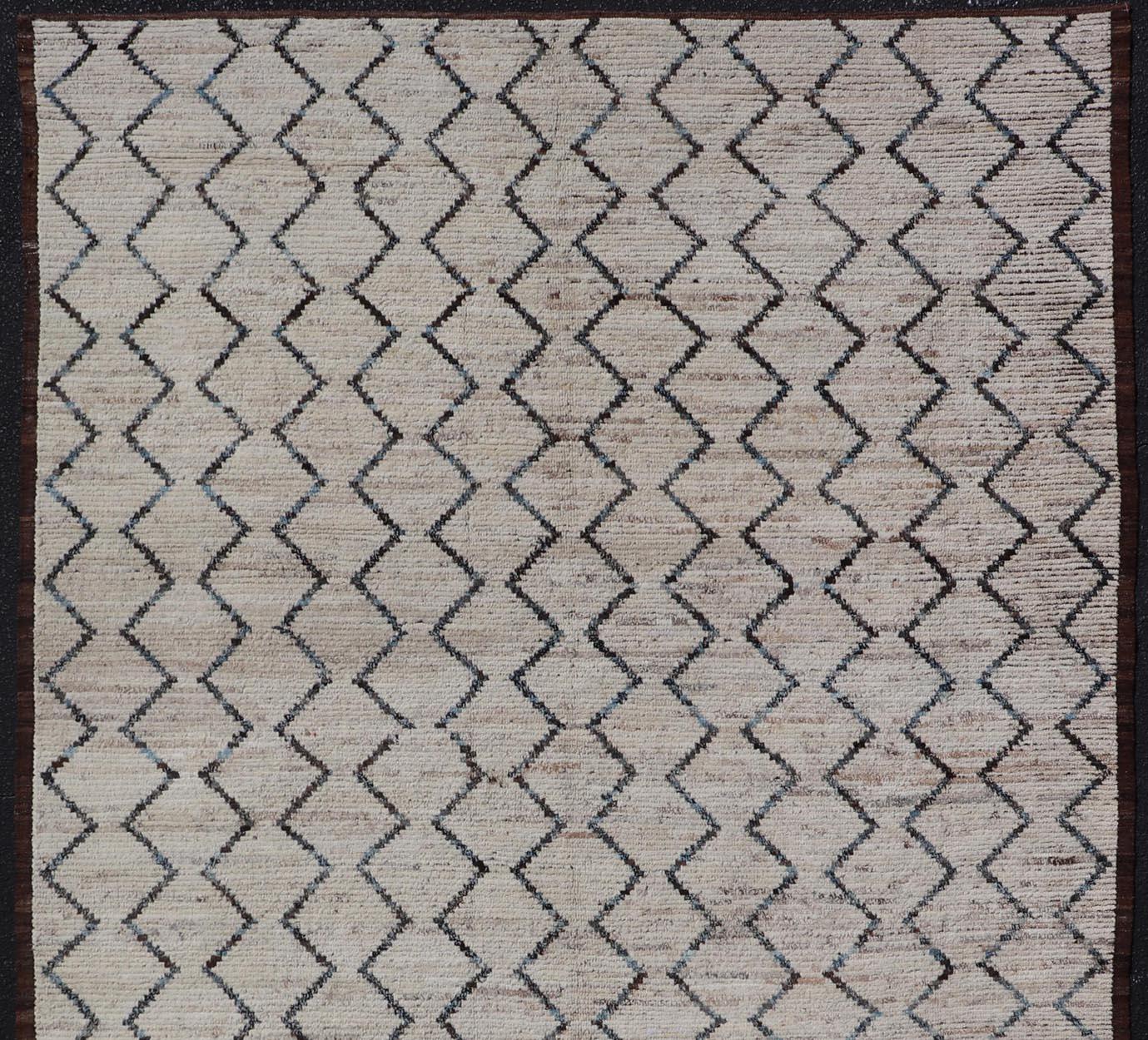 Modern Hand-Knotted Gallery Rug in Wool with Geometric Zig-Zag Design For Sale 1