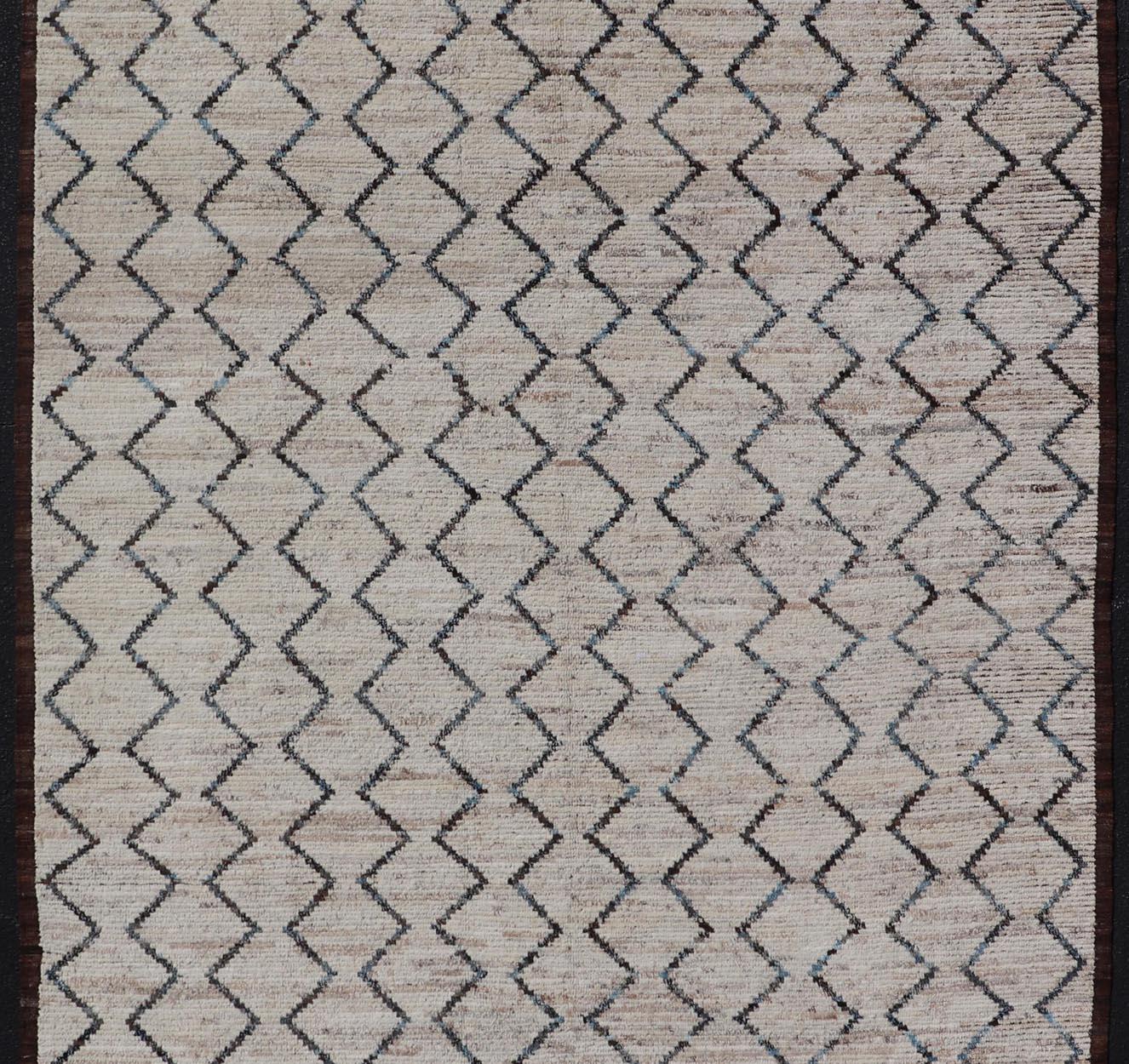 Modern Hand-Knotted Gallery Rug in Wool with Geometric Zig-Zag Design For Sale 2